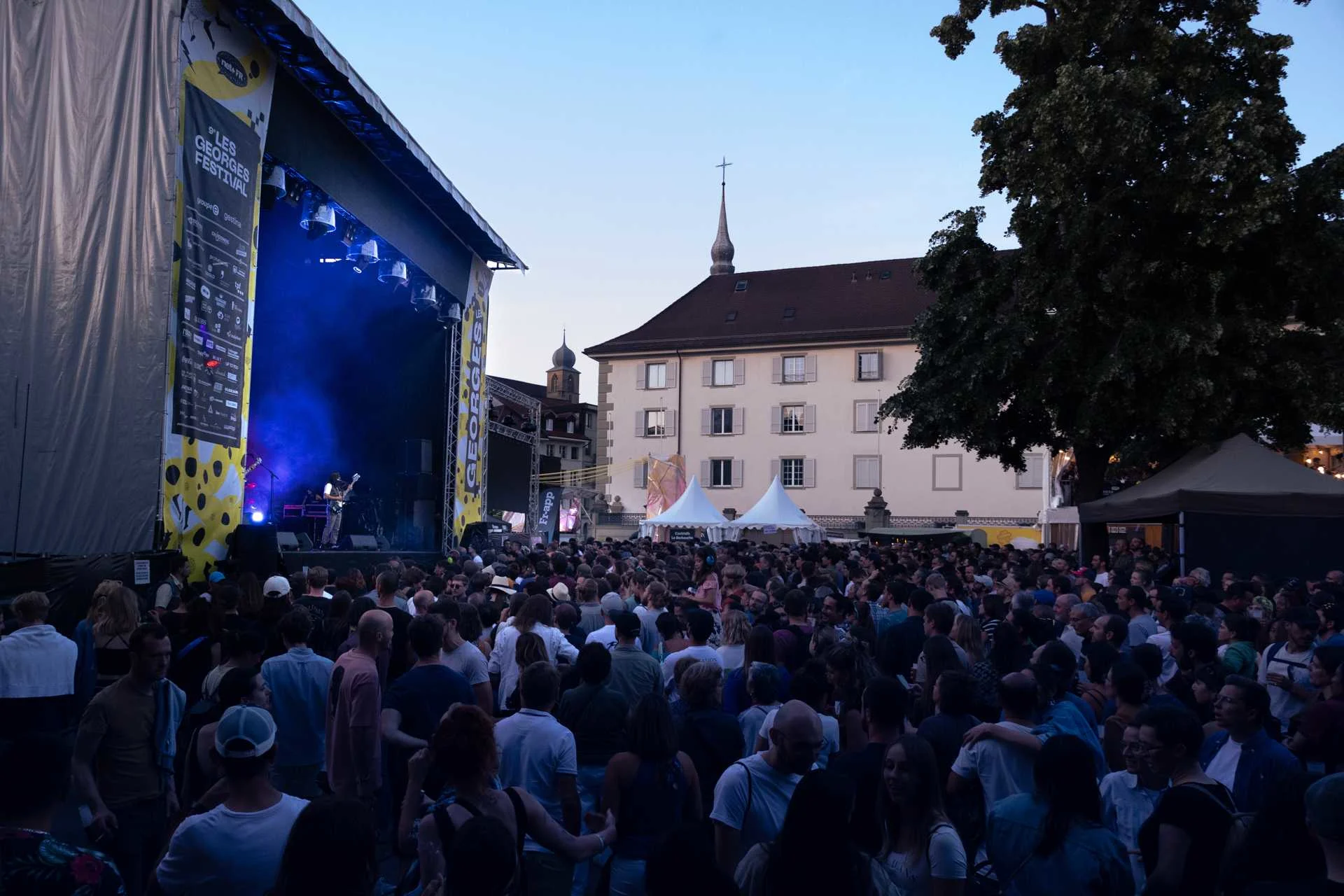 Scène de concert avec spectateurs, au cœur de la ville