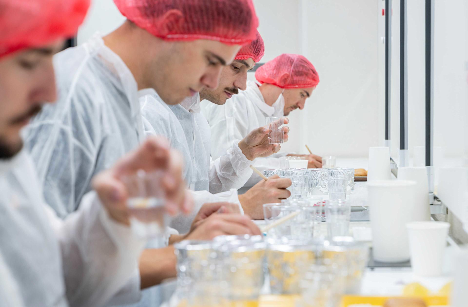 Gli scienziati testano la qualità di cottura delle nuove varietà di grano nel laboratorio di farina dell'Industria Migros