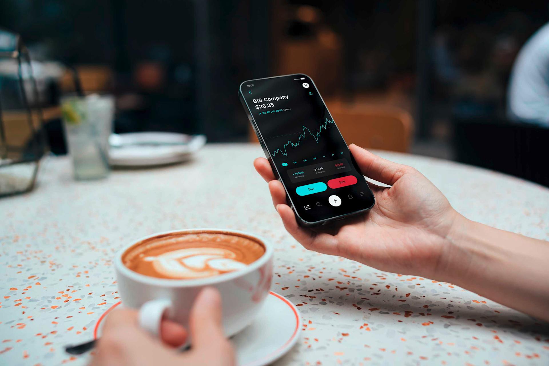 Un cours de bourse est affiché sous forme de graphique sur l'écran du téléphone portable.