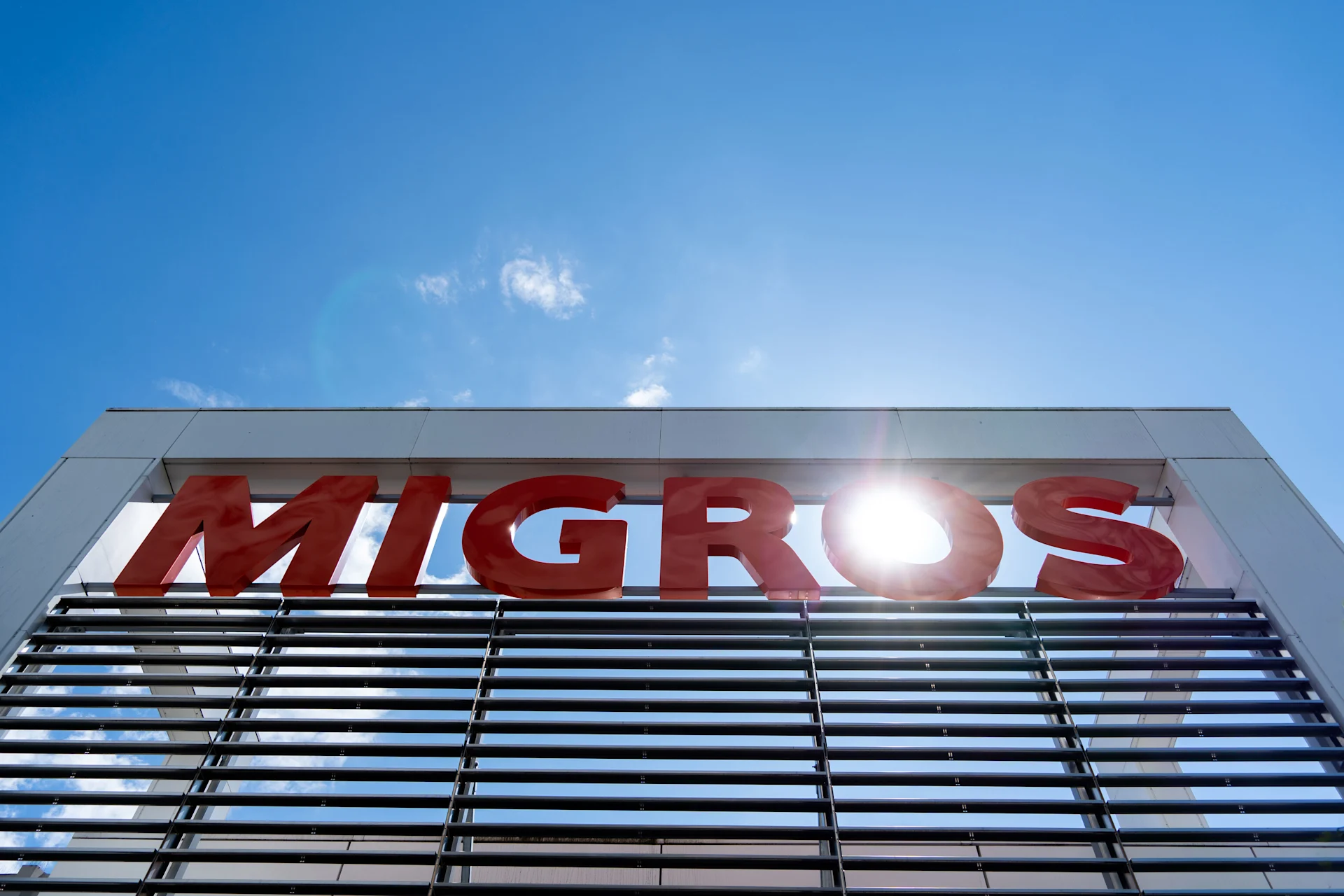 enseigne migros sur un batiment