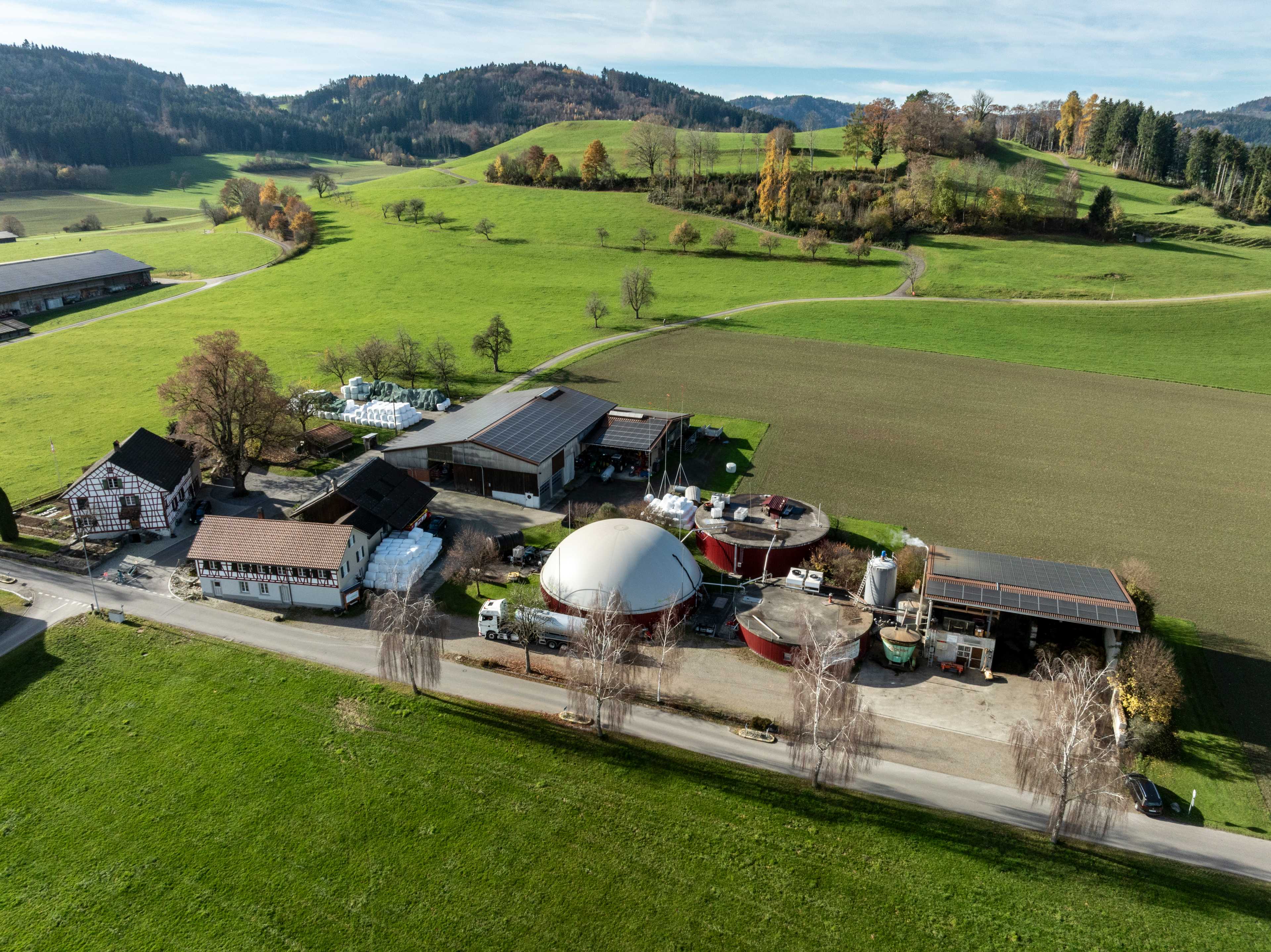 Blick aus der Vogelperspektive auf den Riethof in Eschlikon mit der Biogasanlage.