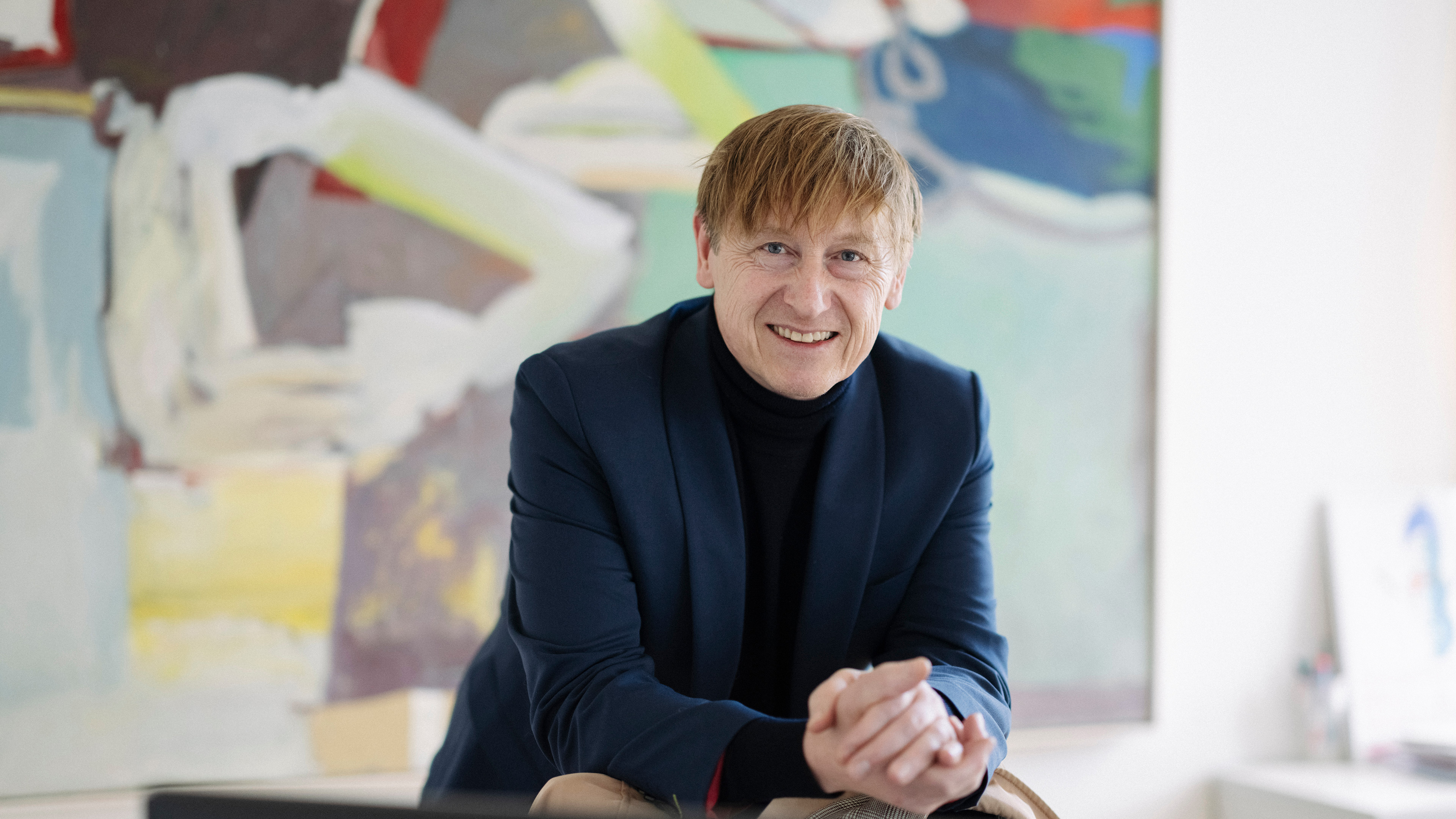 Preisüberwacher Stefan Meierhans am Schreibtisch in seinem Büro 