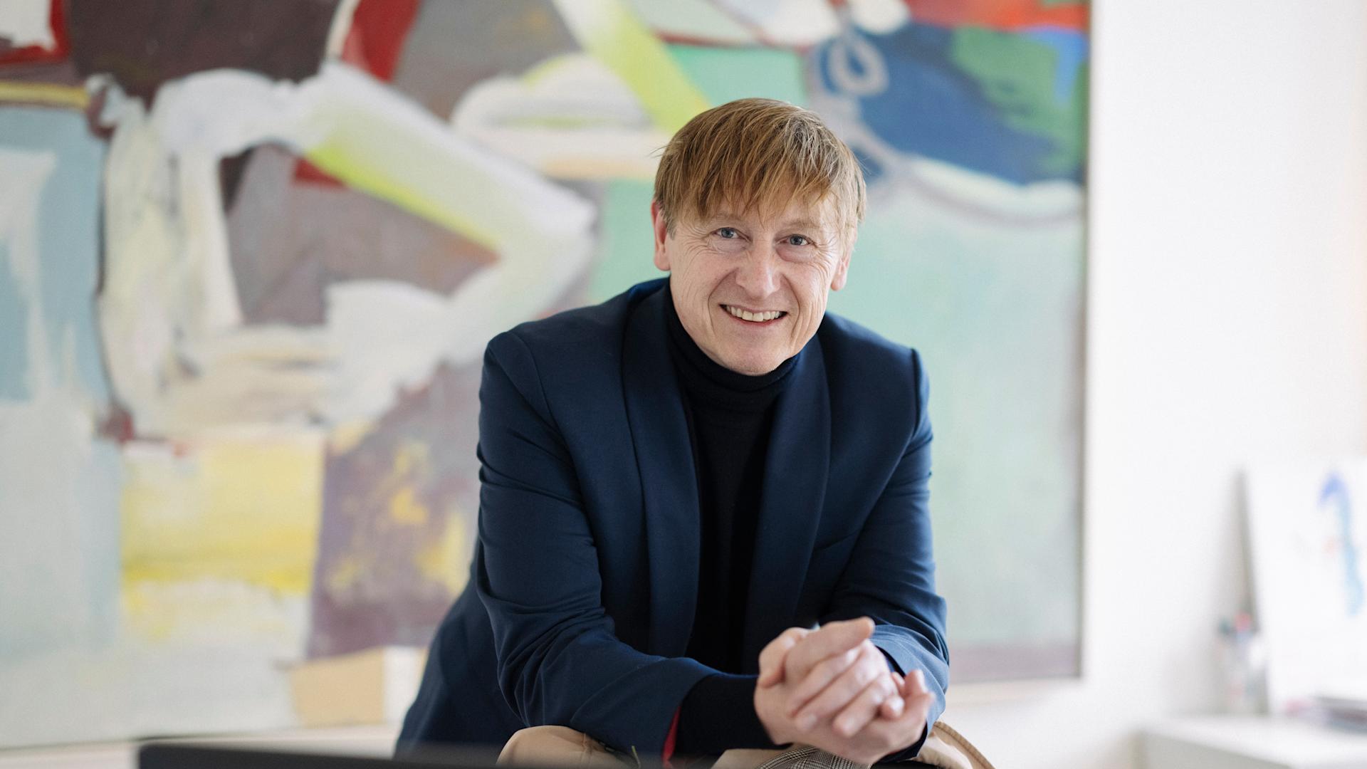 Preisüberwacher Stefan Meierhans am Schreibtisch in seinem Büro