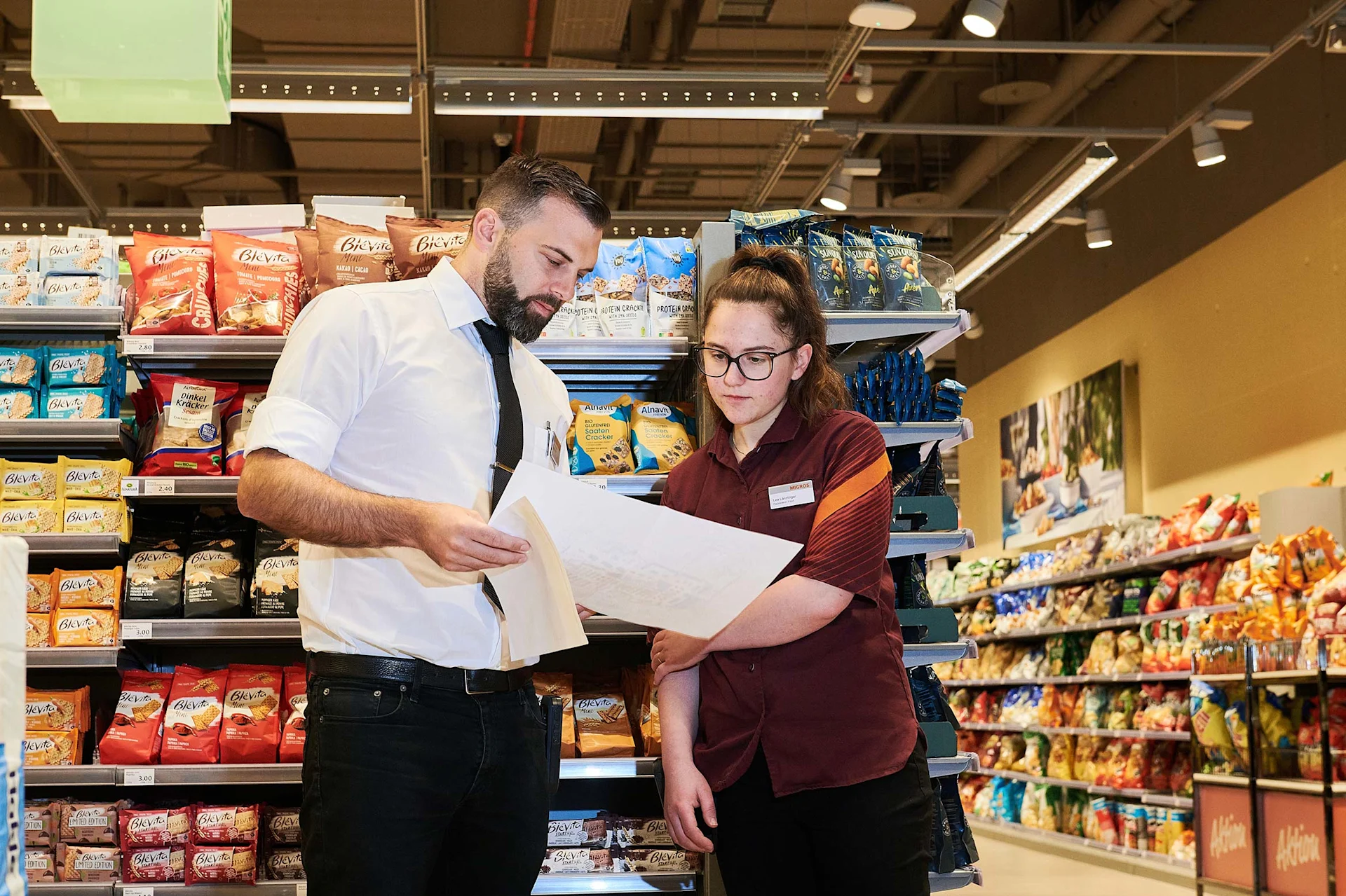 Yves Brunner s’entretient avec une collaboratrice.