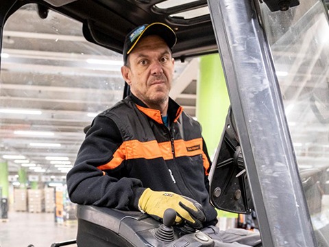 René Hübner fährt den Gabelstapler