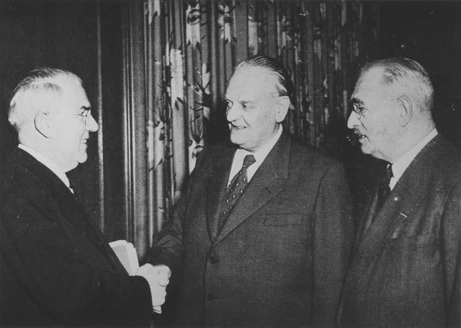 Gottlieb Duttweiler im Gespräch mit den Herren D. Bloomfield und M. M. Zimmermann an der "Boston Conference on Distribution" (1953).  [MGB_Dok_Fo_002127]