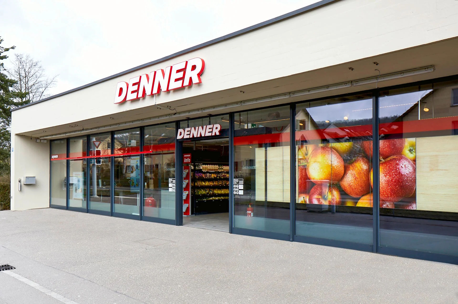 Eingang der Denner Filiale in Zürich Schwamendingen