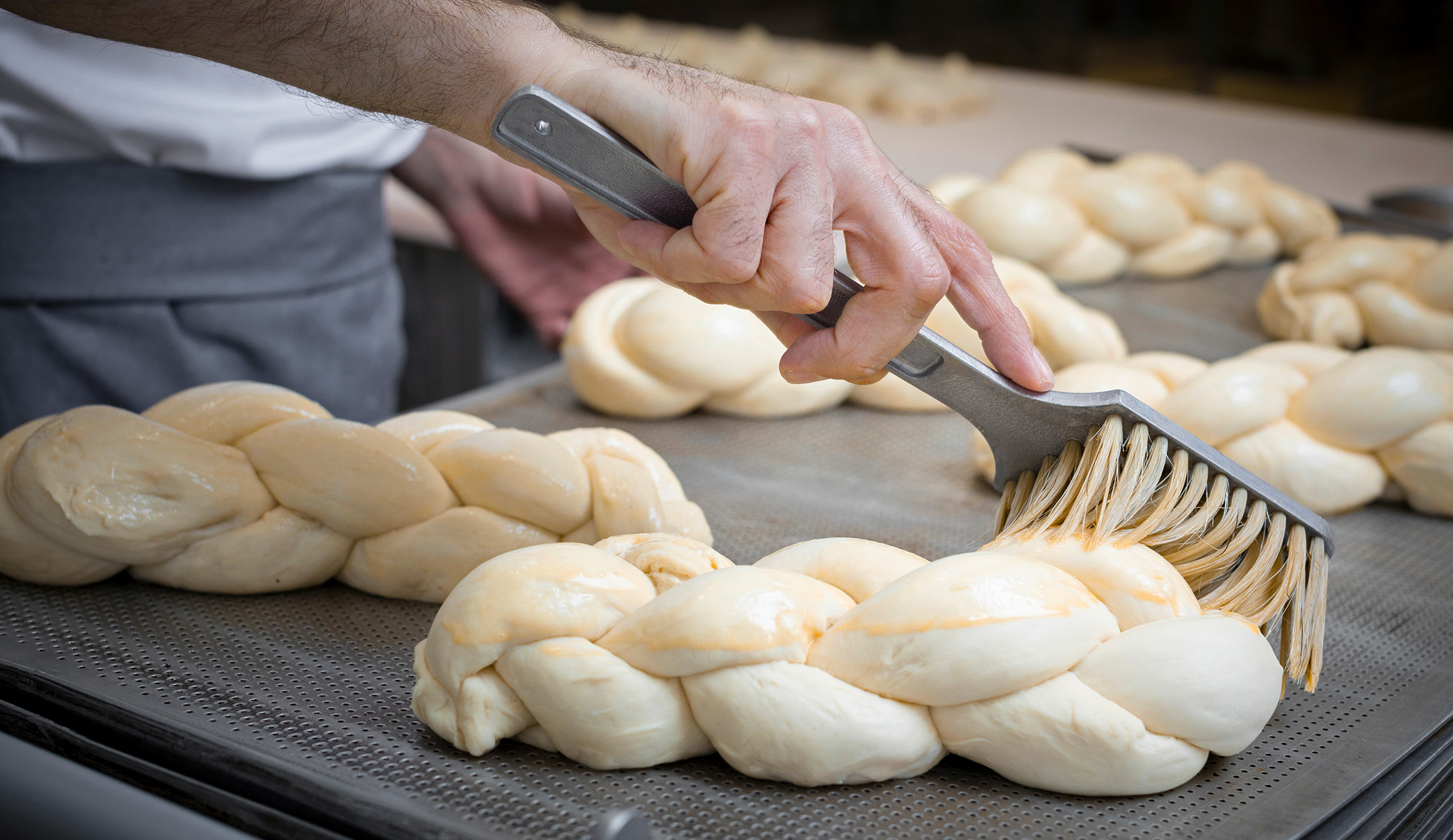 Fuad badigeonne une tresse de jaune d’œuf