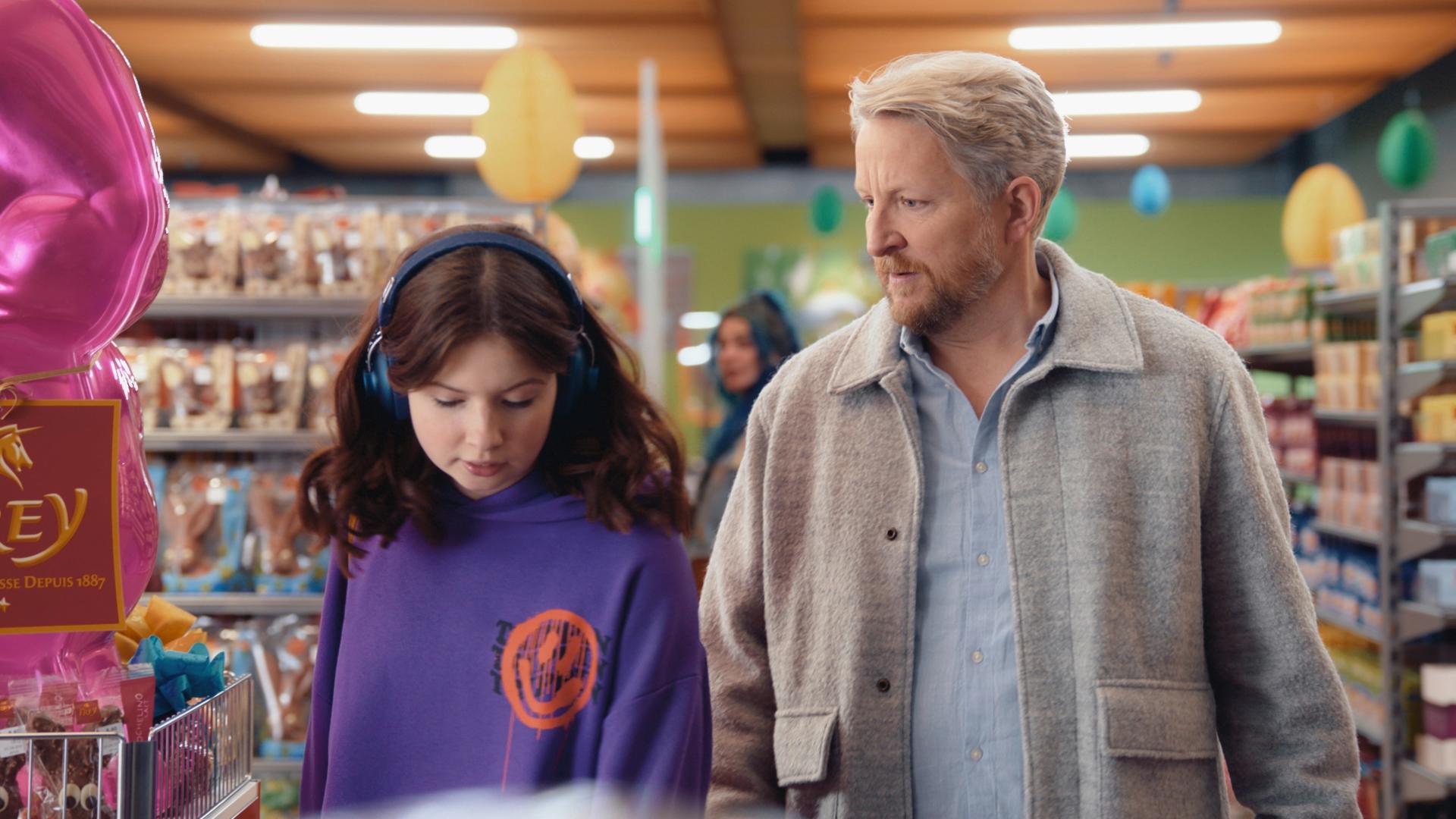 Fotogramma di una pubblicità pasquale della Migros: papà Beat con la figlia Lea mentre fanno la spesa alla Migros.