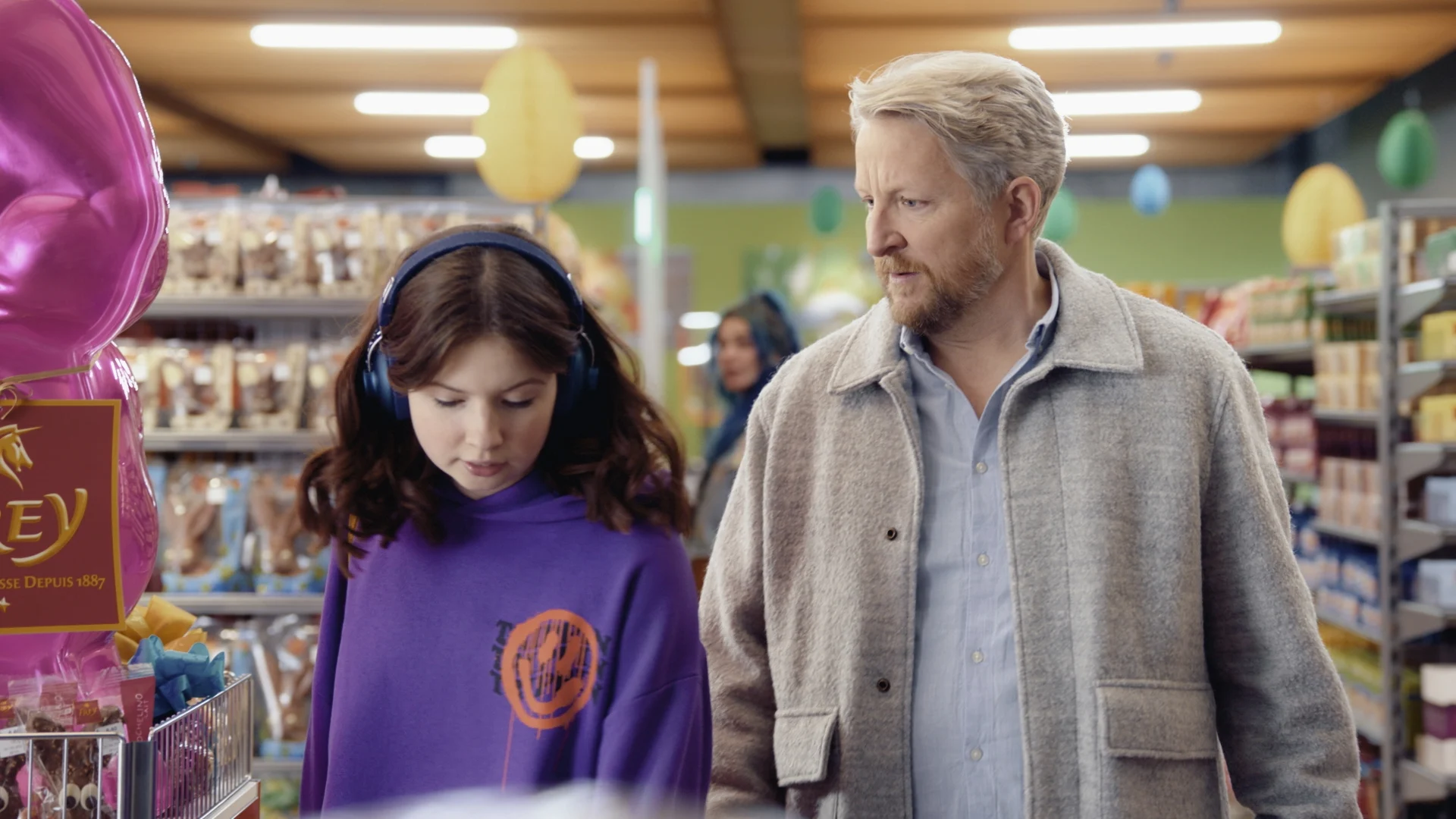 Image fixe tirée d’un spot publicitaire de Migros pour Pâques: Beat, le père, et sa fille Lea font leurs courses à Migros.