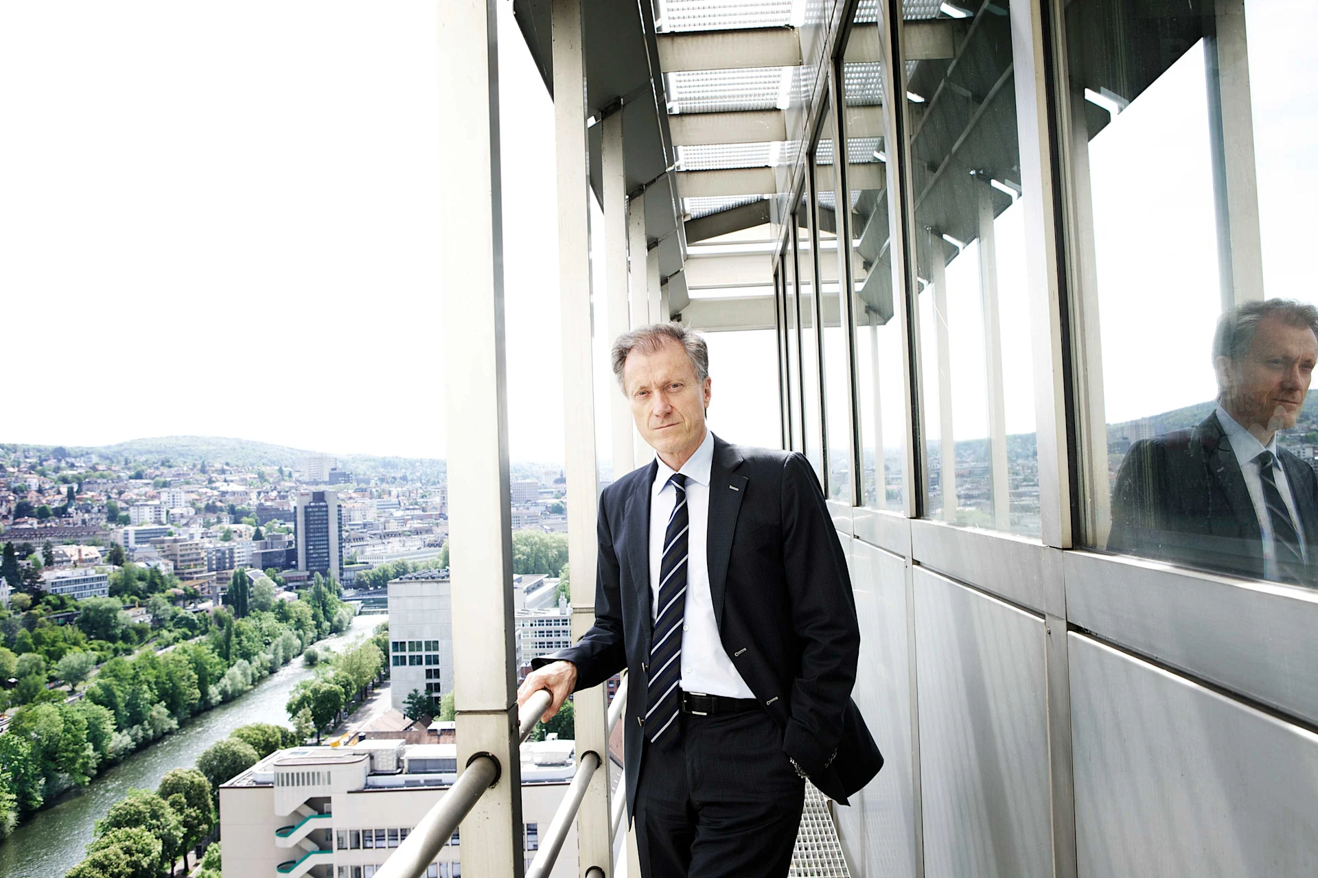 Herbert Bolliger steht auf dem Balkon des MGB-Hochhauses am Limmatplatz.