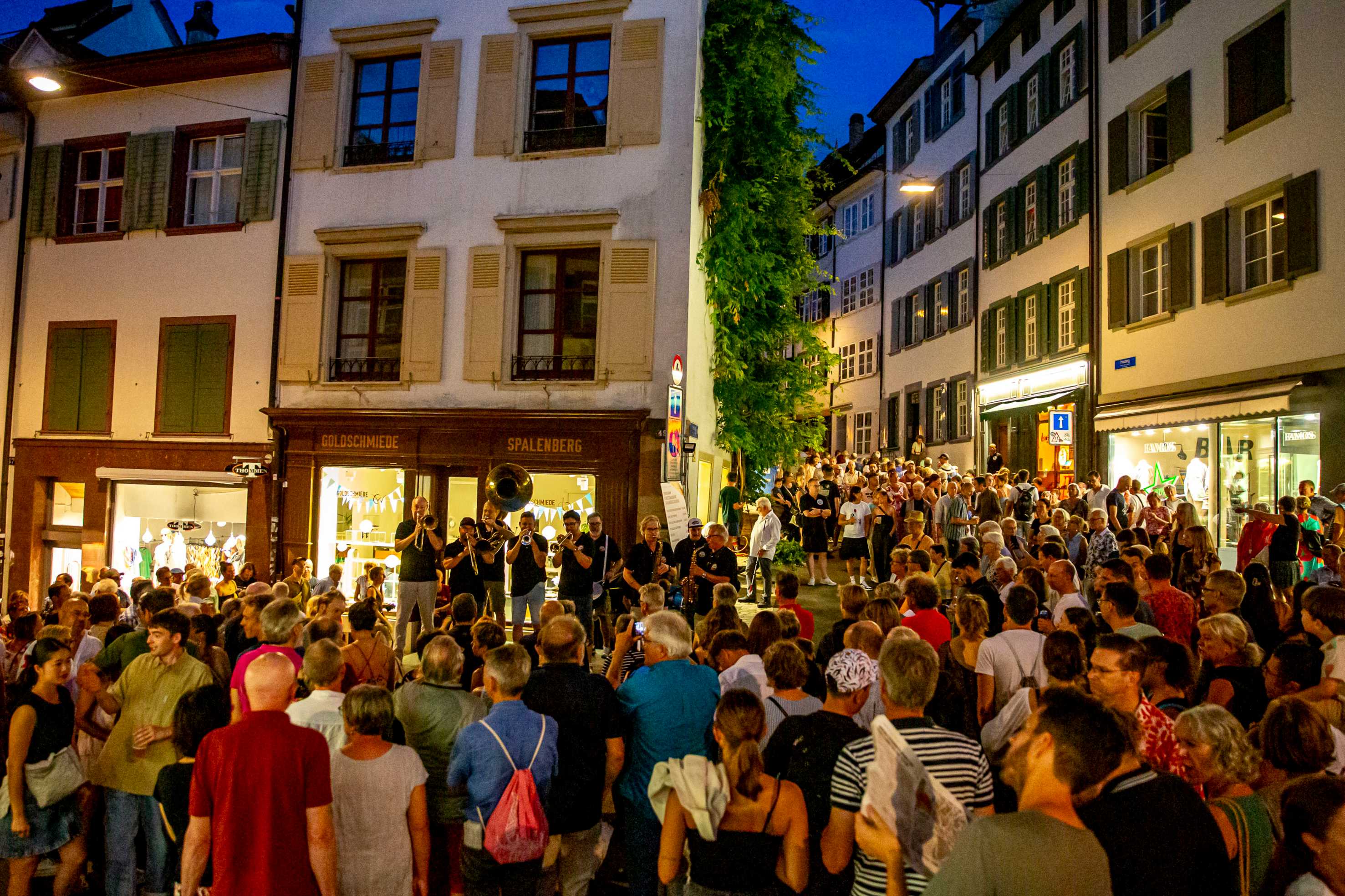 Concert de jazz avec des spectateurs dans la vieille ville de Bâle