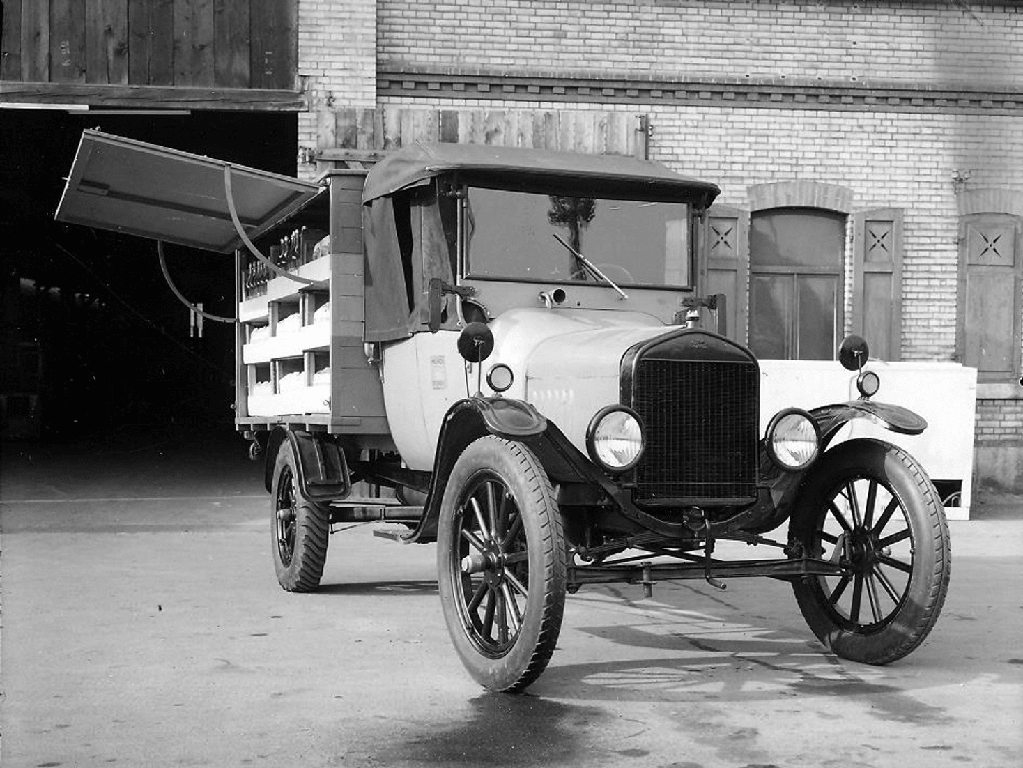 Sales van Ford T with opened flaps (ca. 1927).
