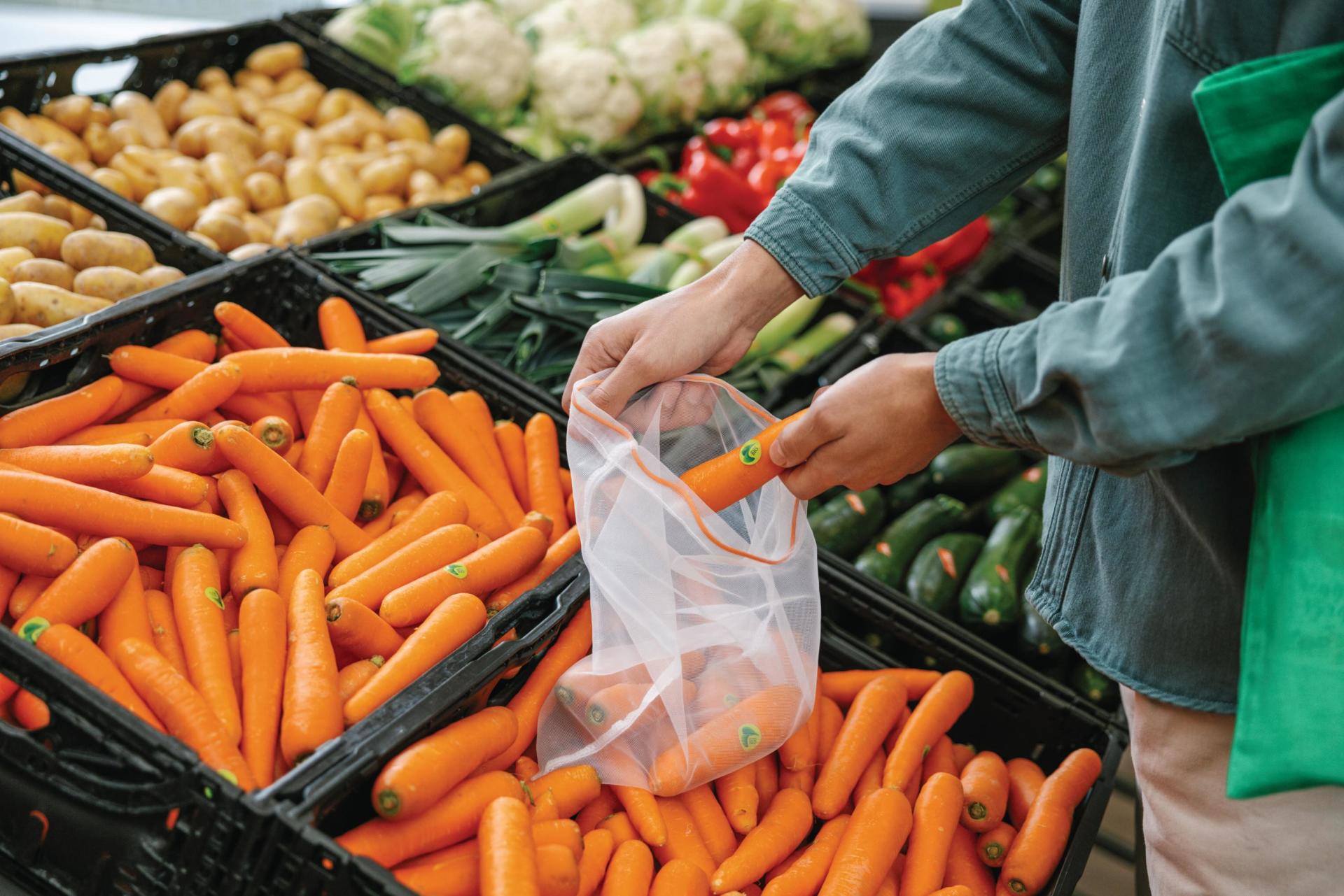 Karotten werden in einen Veggie Bag abgefüllt.