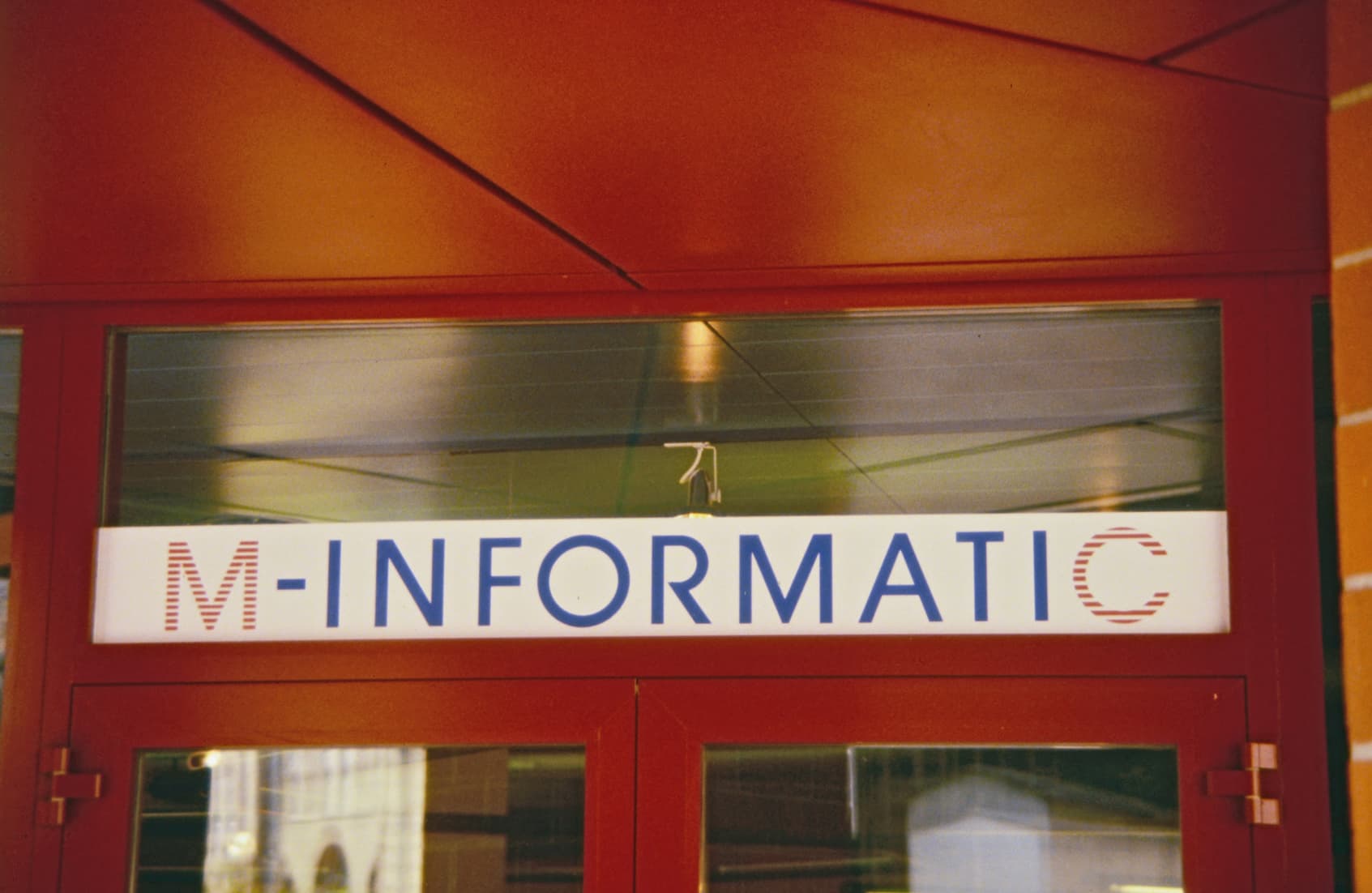 Schild "M-Informatic" über dem Eingang