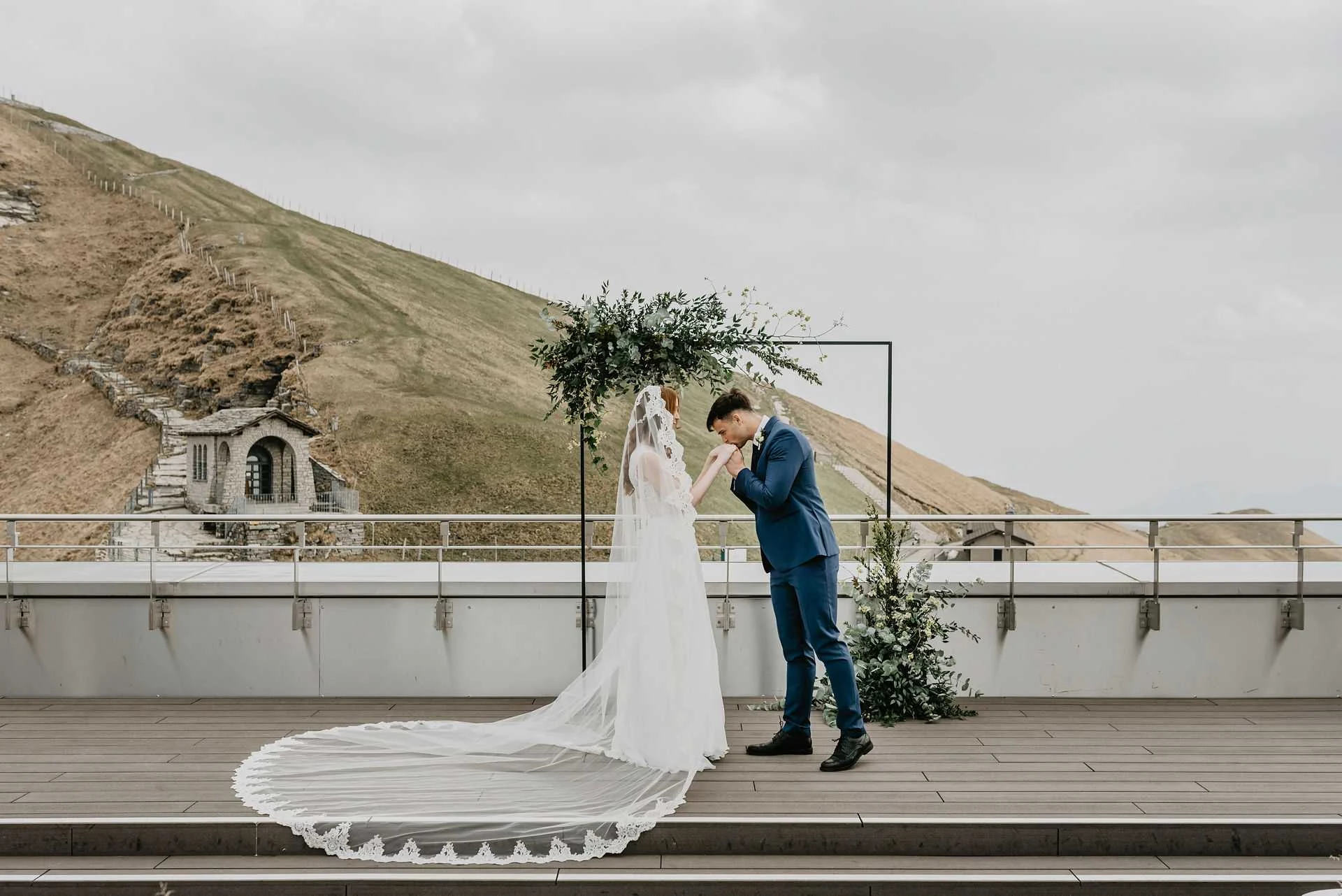 Un couple de jeunes mariés sur le Monte Generoso