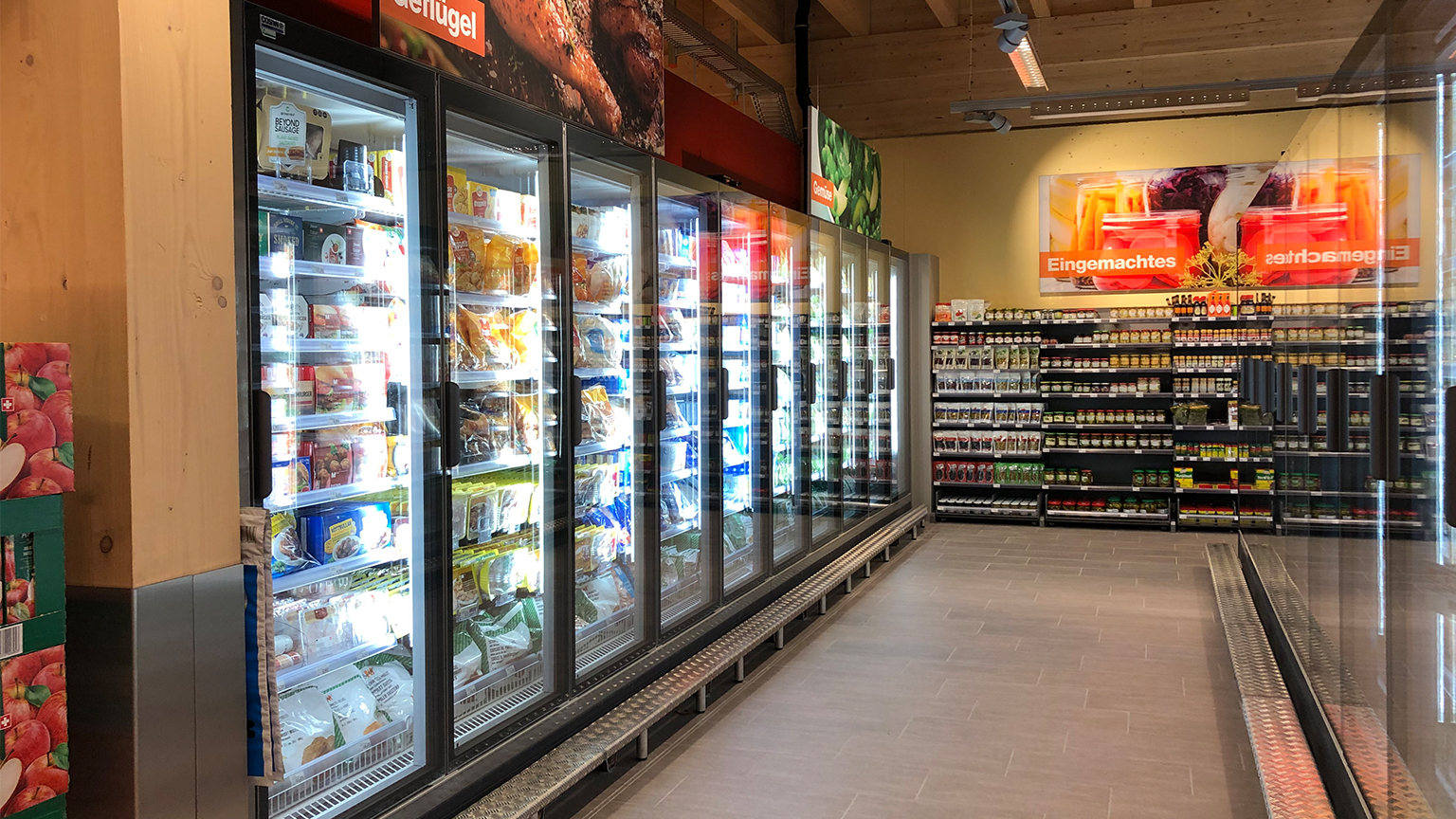 Kühlmöbel mit Glastüren in einer Migros-Filiale