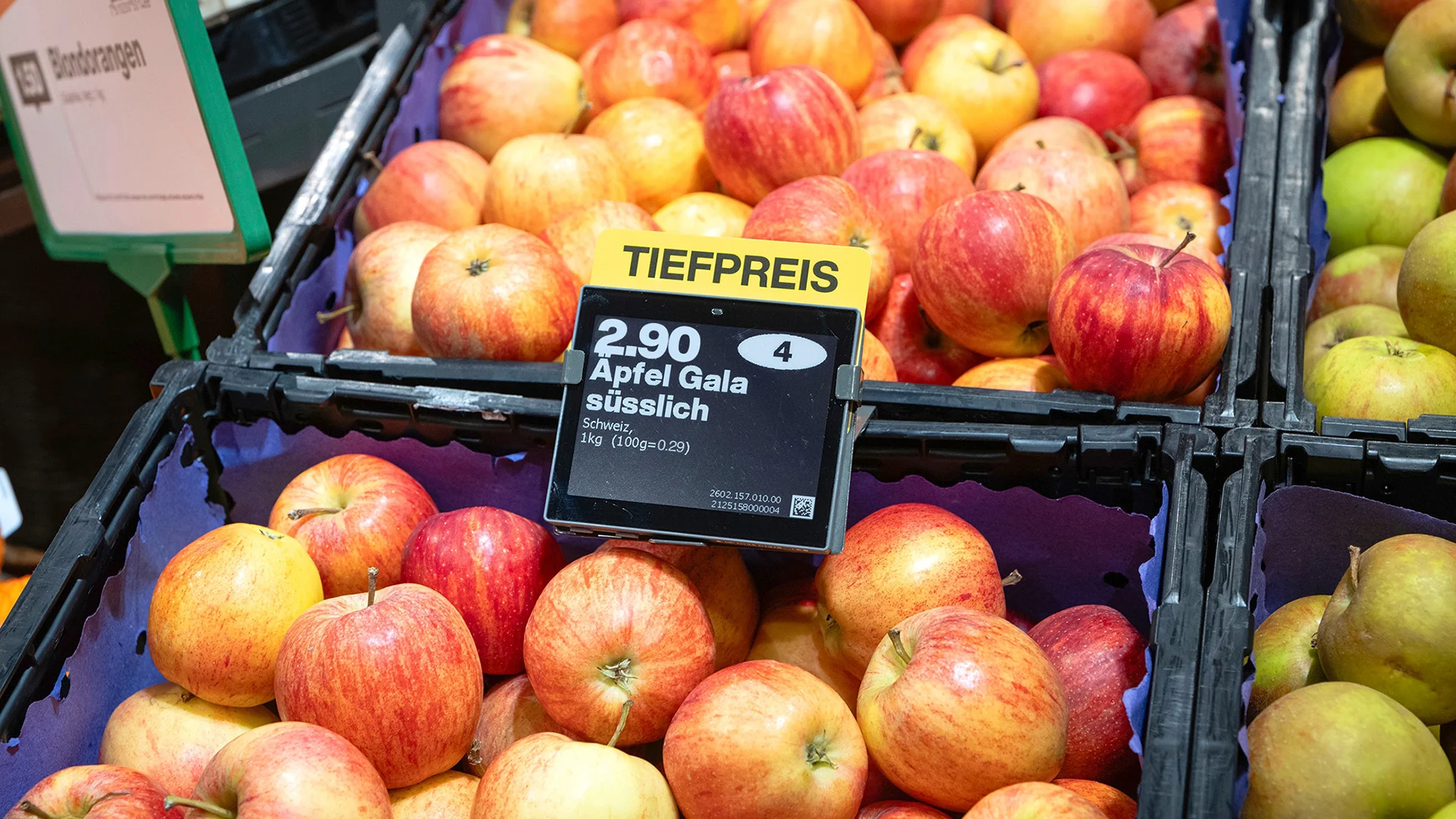 Äpfel mit dem Tiefpreis Label auf dem Preisschild