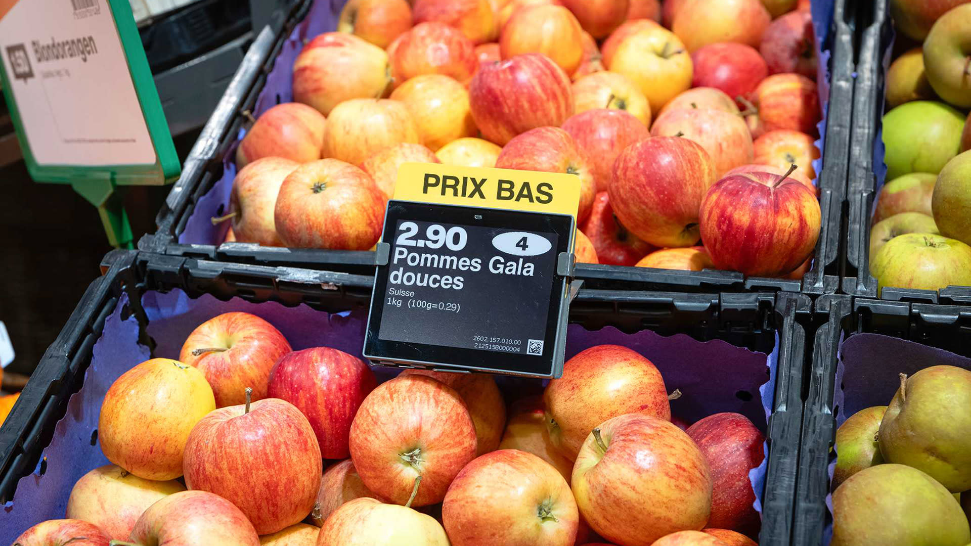 Des pommes avec le label « prix bas » sur l'étiquette de prix