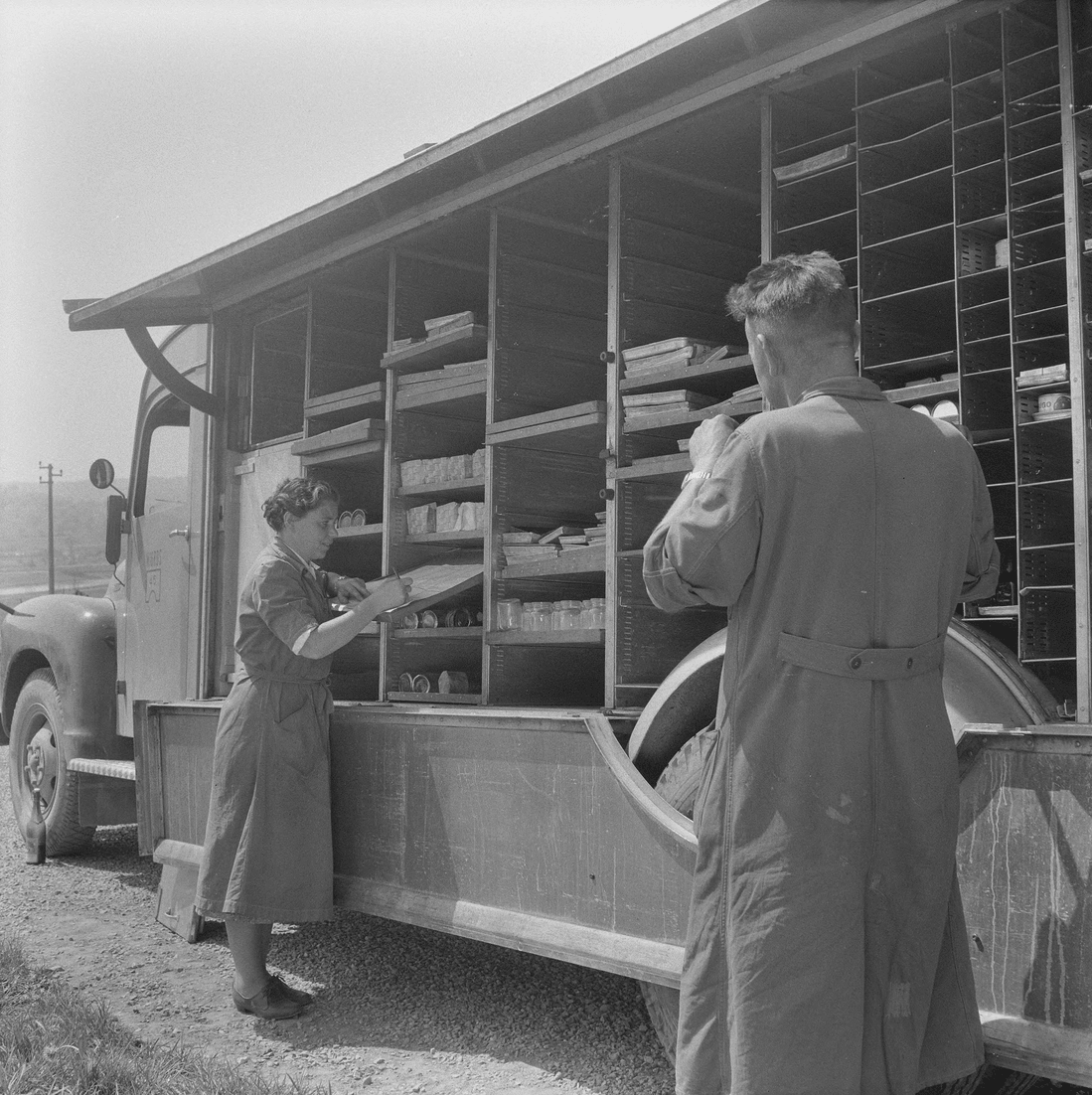 6-MGB-Fahrzeuge-Verkaufswagen-div-chauffeur-und-gehilfin