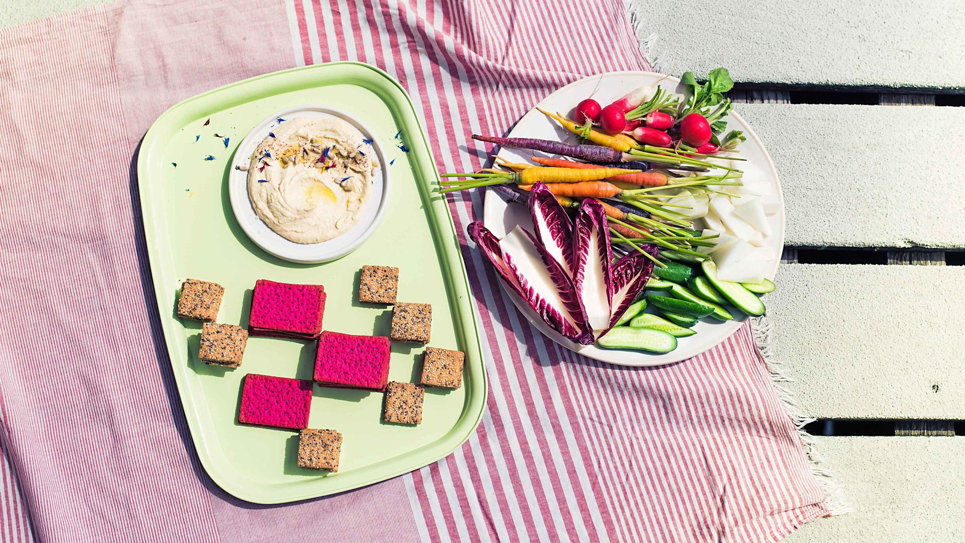Partyplatte mit Gemüse und Hummus mit Sonnenblumenkernen