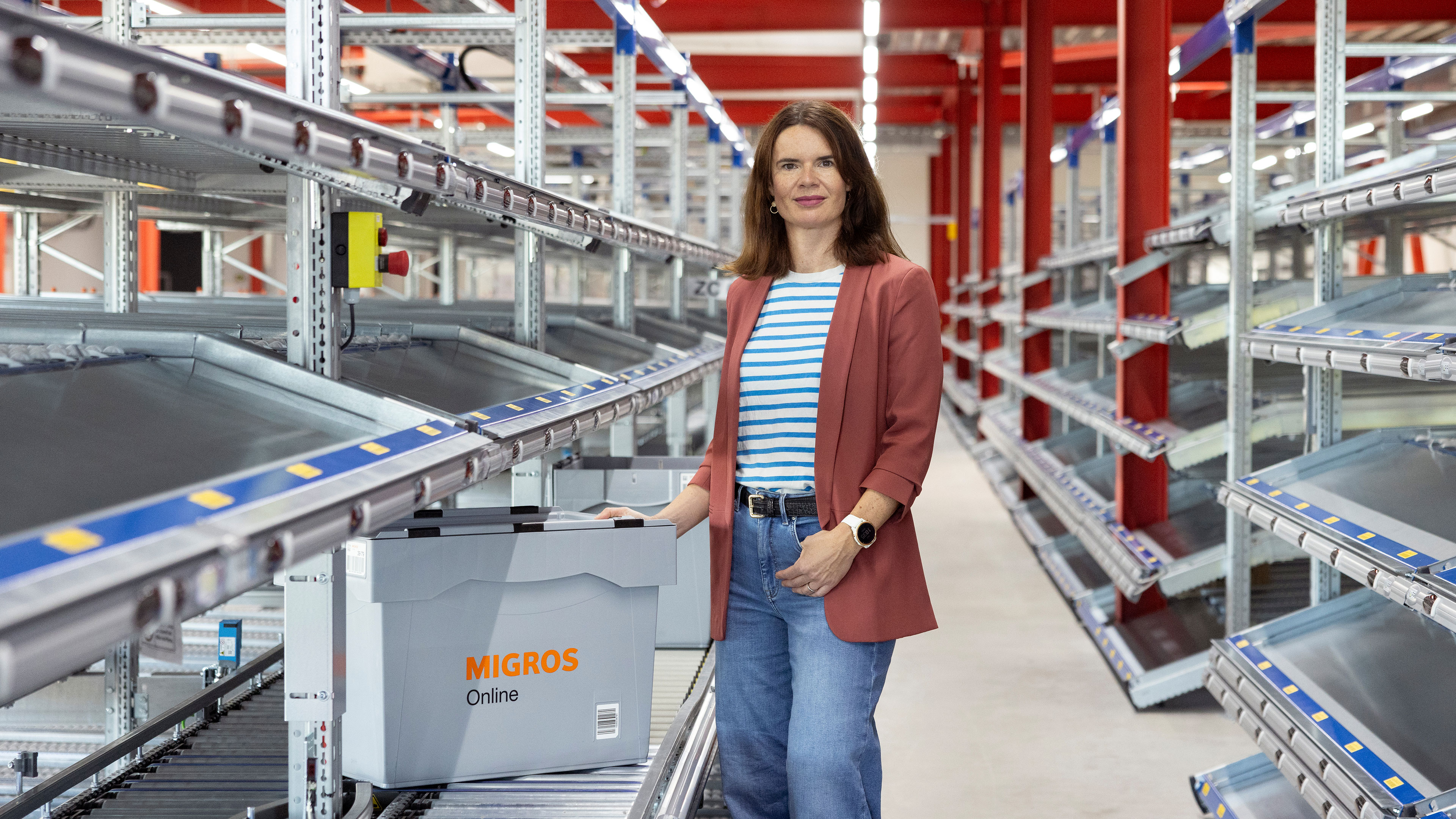La responsabile di Migros Online Katrin Tschannen nel nuovo centro logistico di Regensdorf
