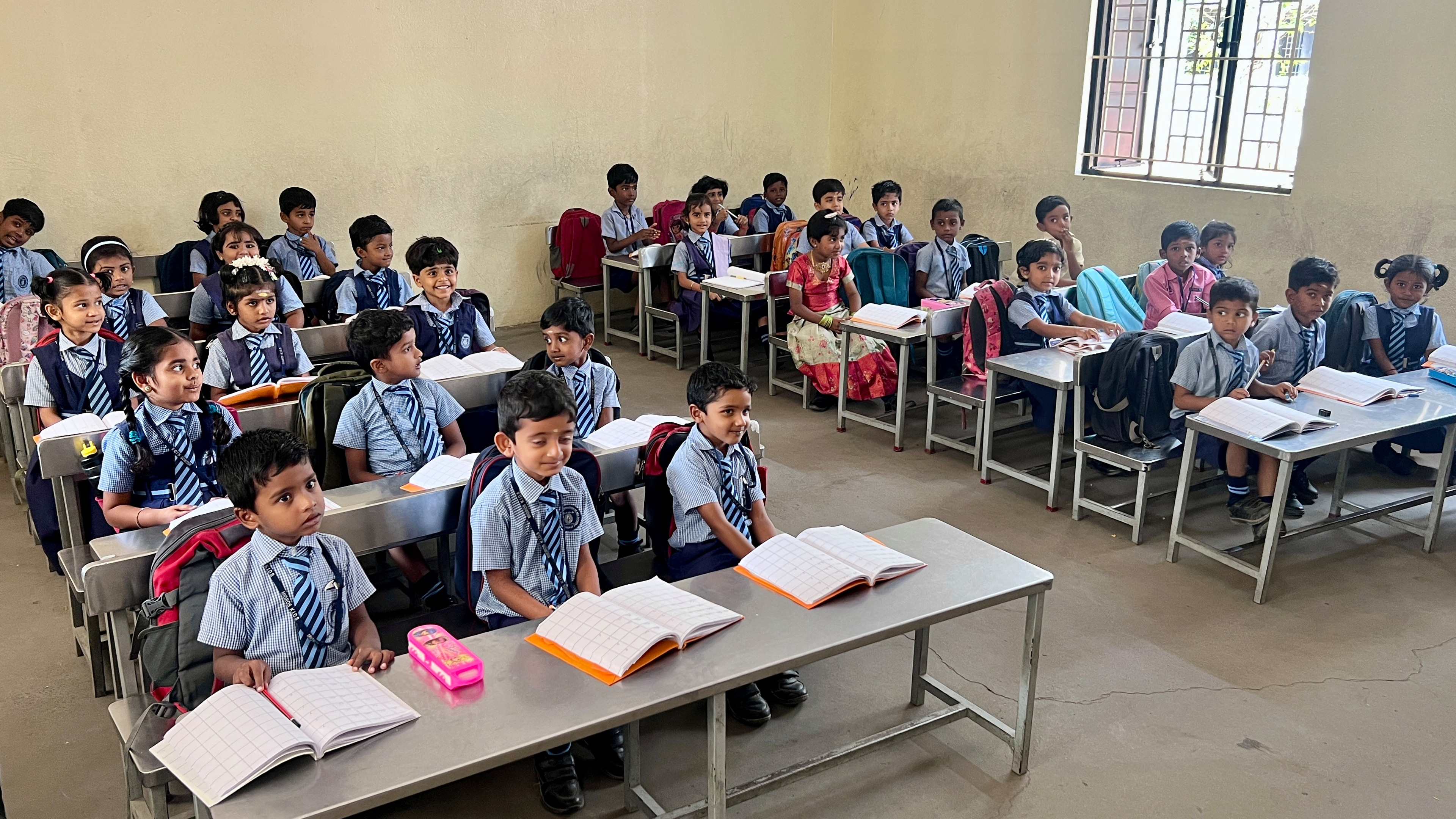 Indian schoolchildren are sitting in the classroom.