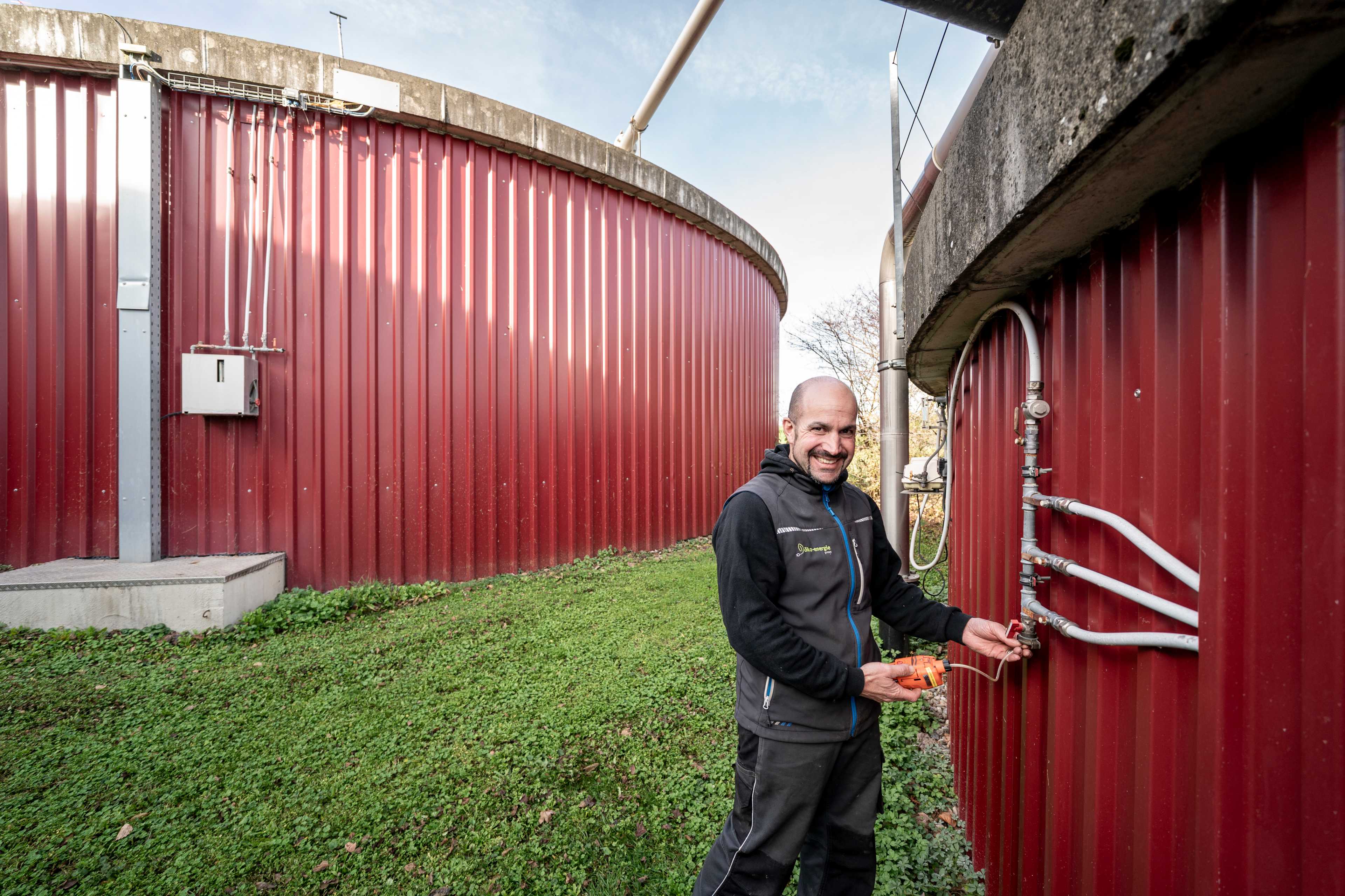 Michael Müller misura il contenuto di metano in un fermentatore.