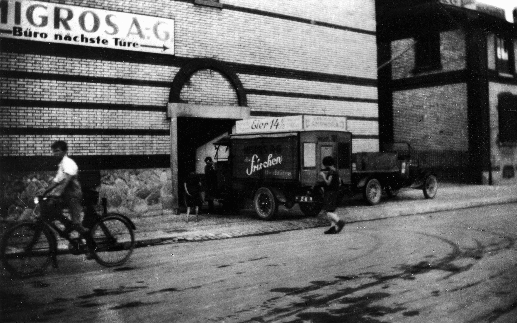 A Ford T sales van returns to the depot (1925)
