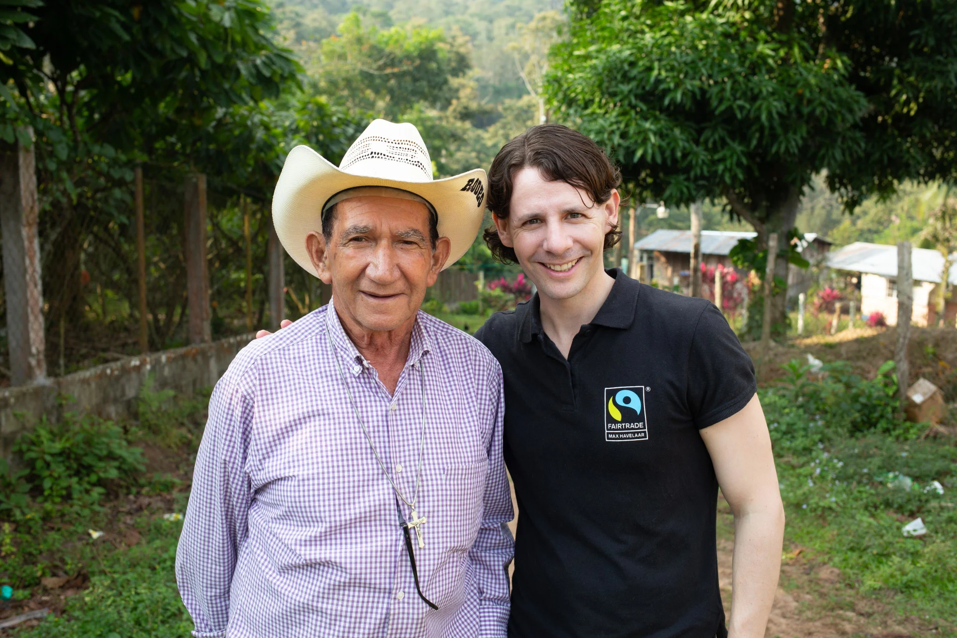 Una foto di un agricoltore latinoamericano accanto a una collaboratrice di Fairtrade.