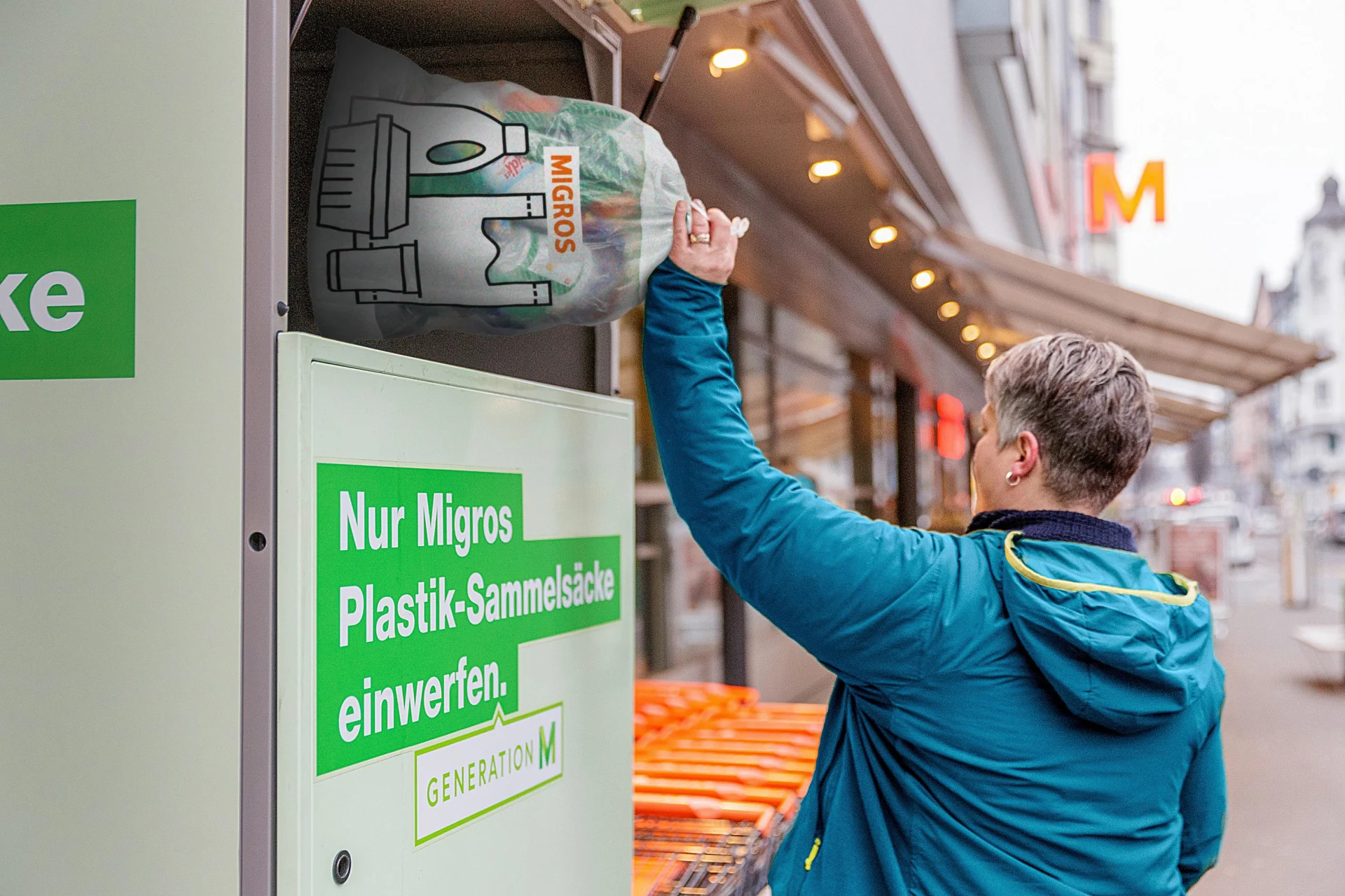 Eine Person wirft einen vollen Plastik-Sammelsack bei einer Rücknahmestelle ein.