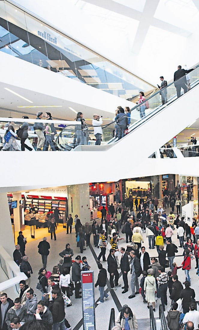 Erste Besucher am Eröffnungstag vom 08.10.2008 (Migros-Magazin, 27.10.2008)