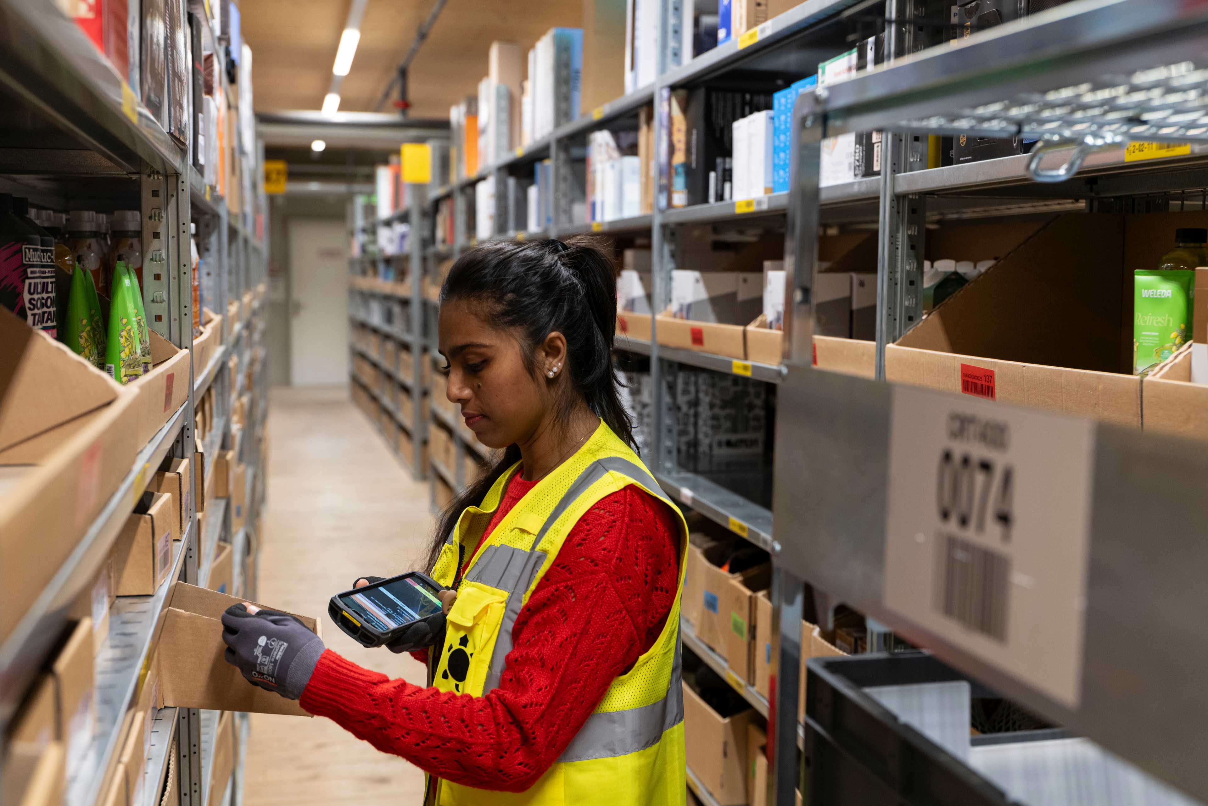 Siyagona Fernando al lavoro nel magazzino centrale di Digitec Galaxus.