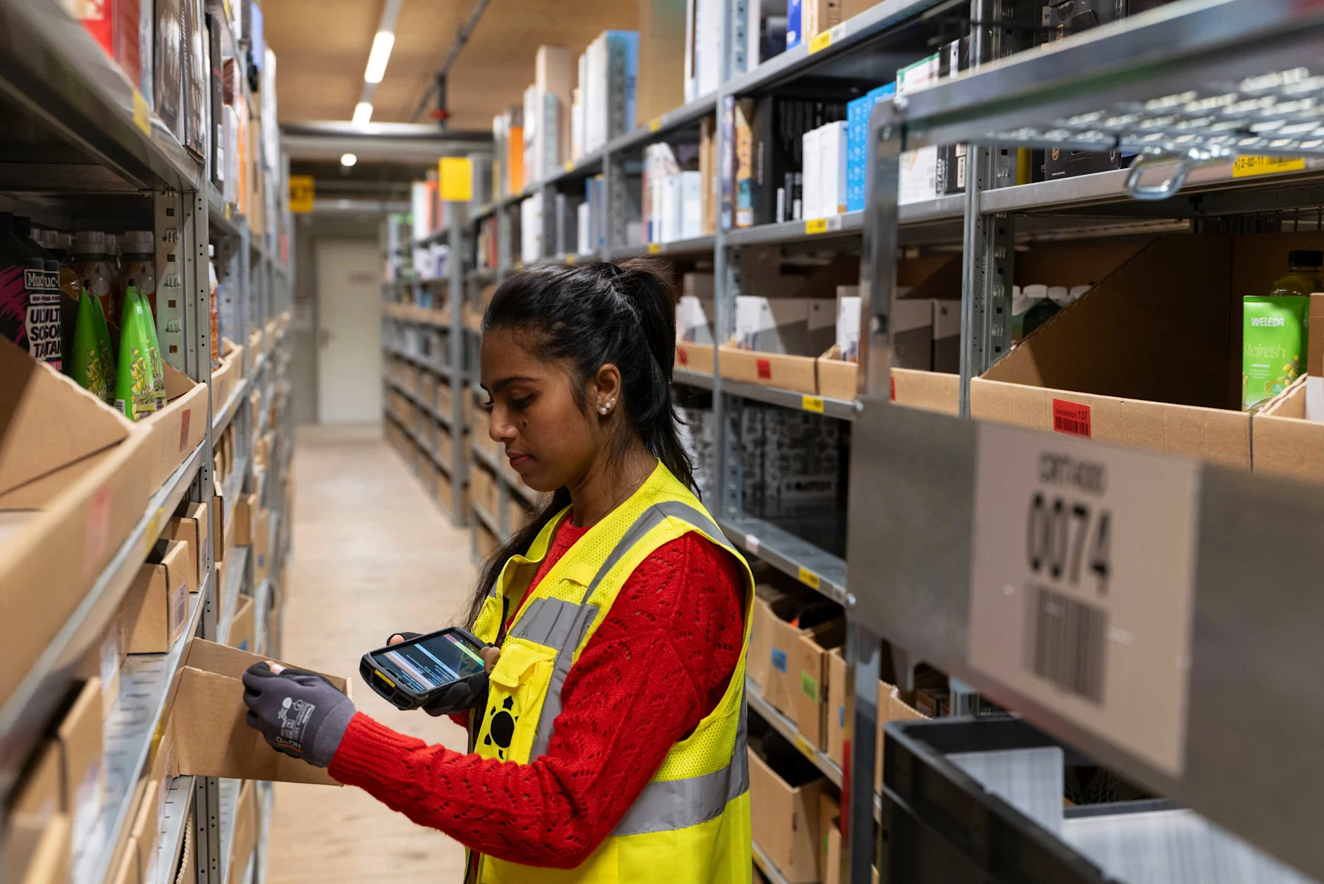 Siyagona Fernando al lavoro nel magazzino centrale di Digitec Galaxus.