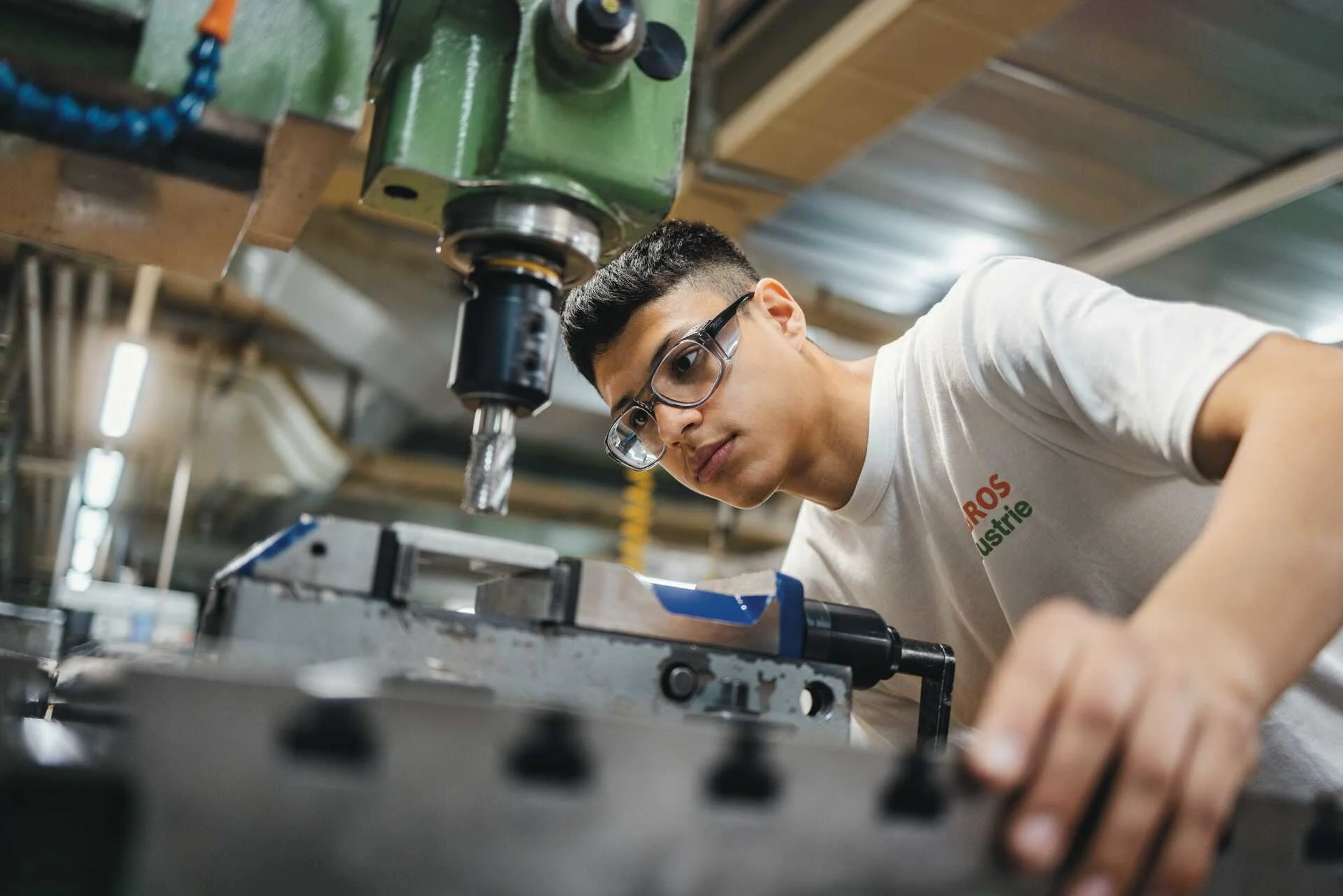 Un apprenti polymécanicien de Delica au travail.