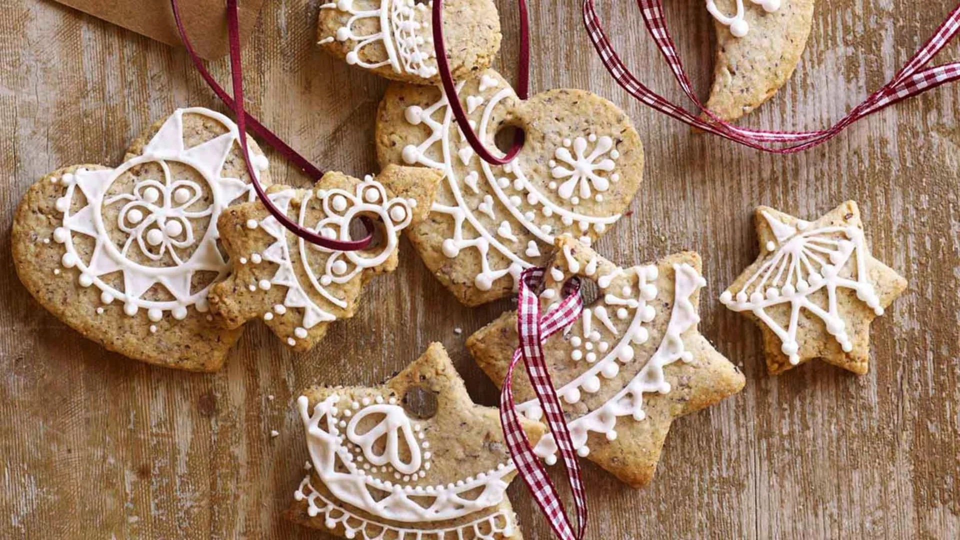 Prettily decorated Christmas biscuits as gift tags