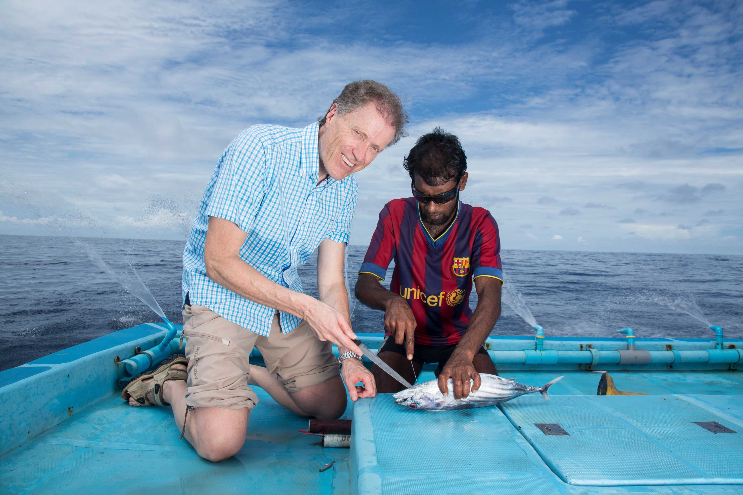Herbert Bolliger aide à vider un thon.