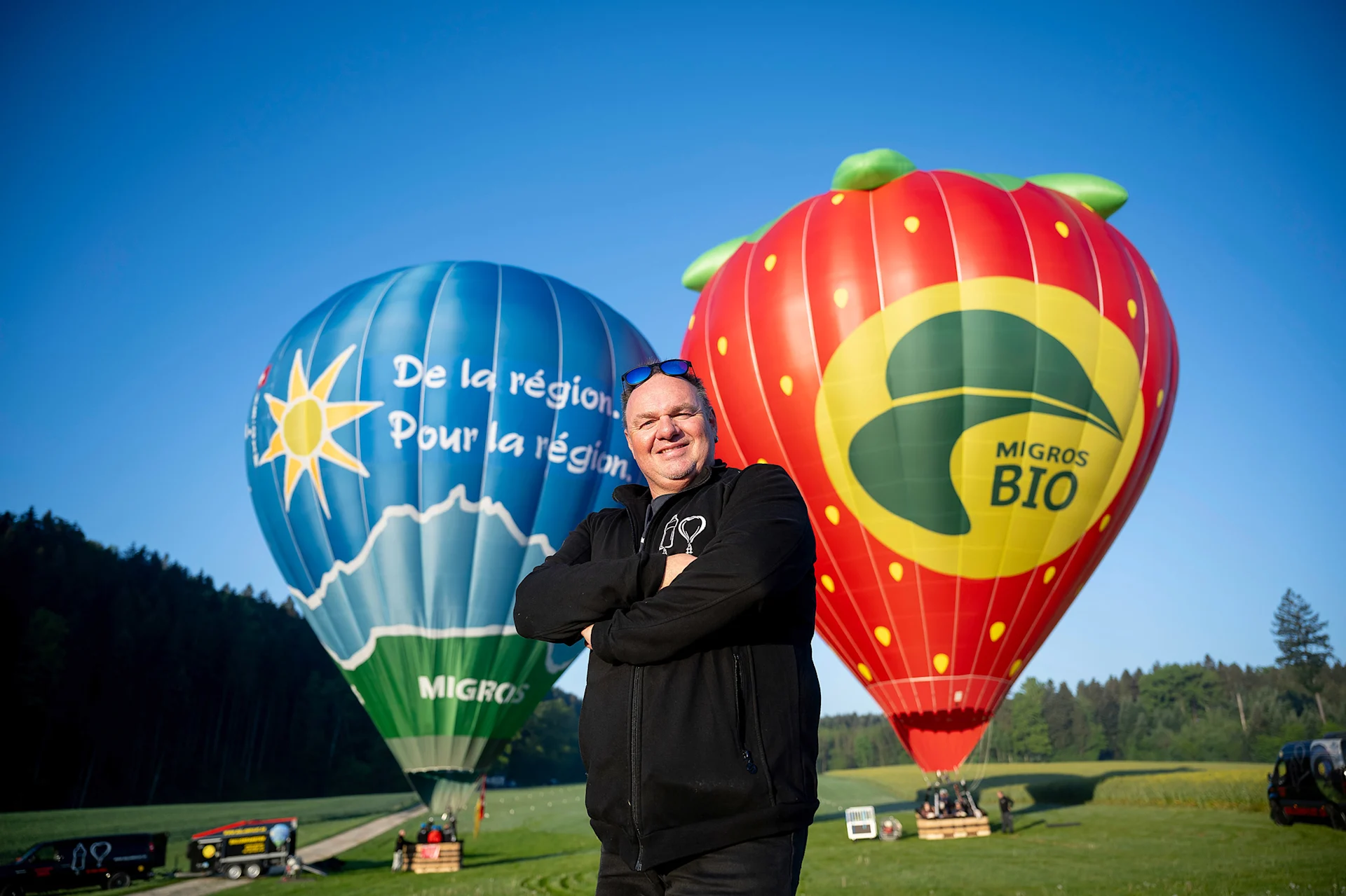 Stefan Wälchli davanti a 2 delle sue 4 mongolfiere Migros.