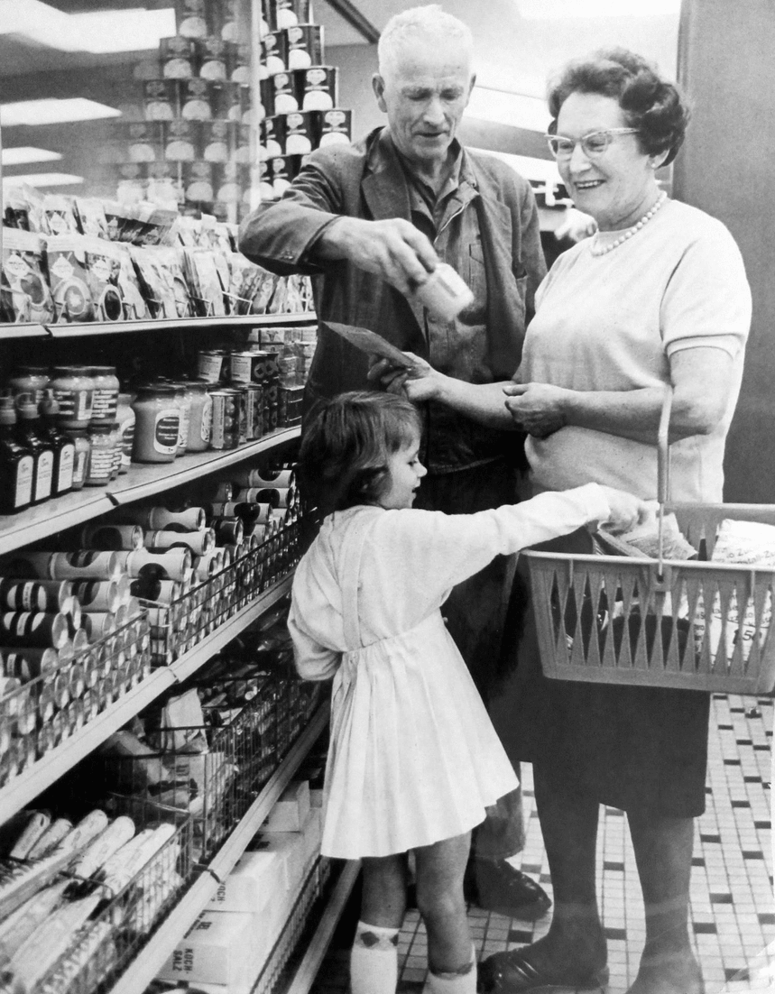 4-MGB-L_den-S-bedienung-mit-m_dchen