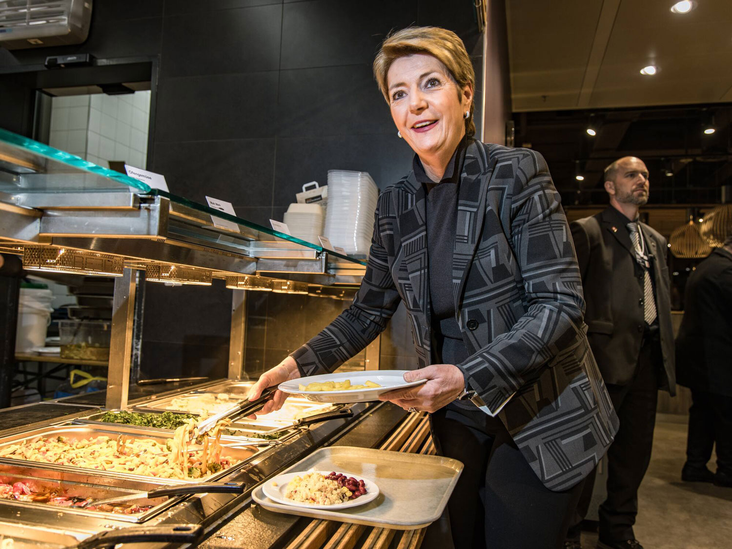 Keller-Sutter verpflegt sich am WEF im Migros-Restaurant