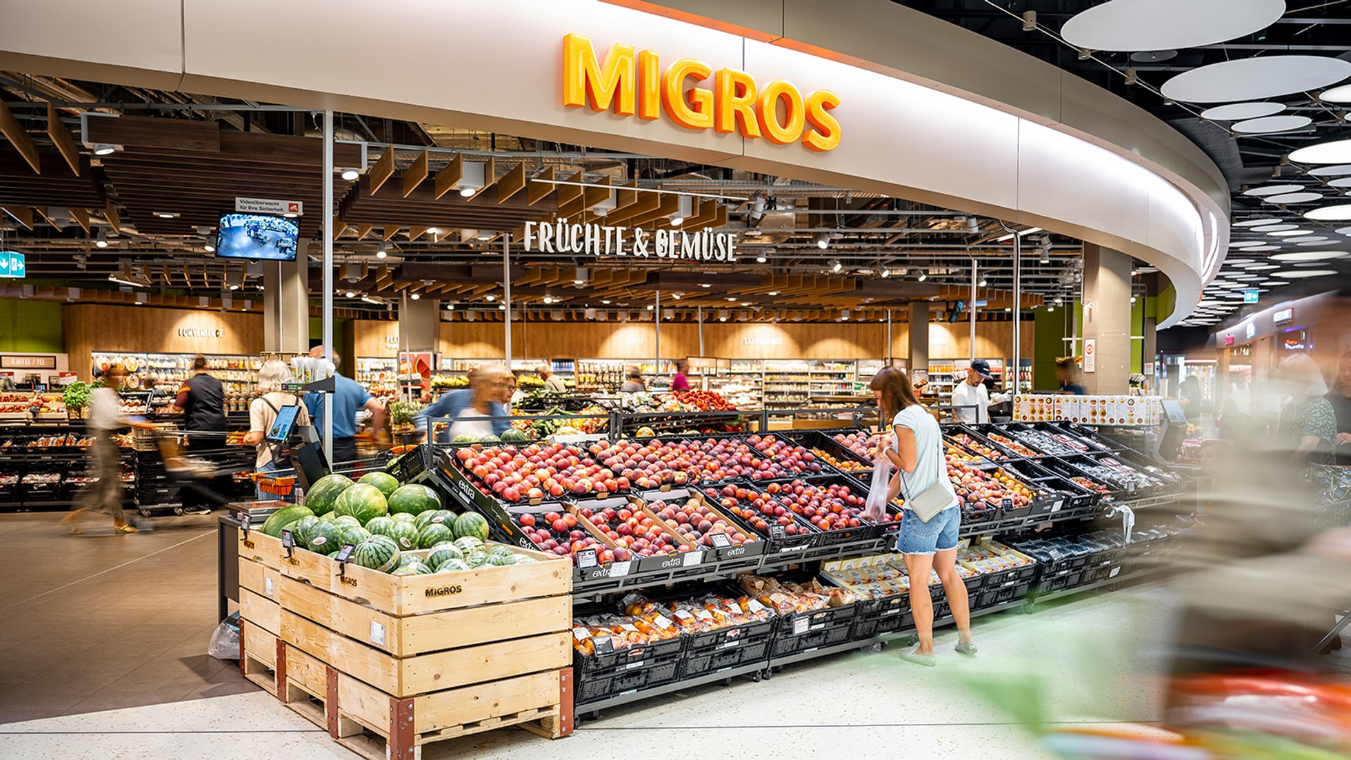 Eine Früchte- und Gemüse-Abteilung in einer Migros-Filiale.
