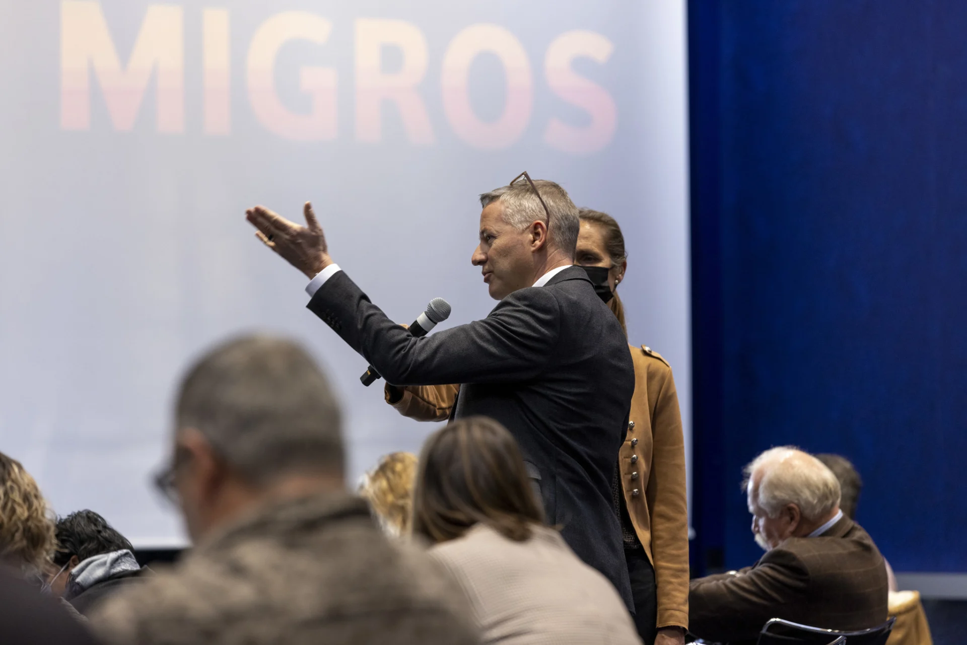 Un uomo parla al microfono davanti all'Assemblea dei delegati
