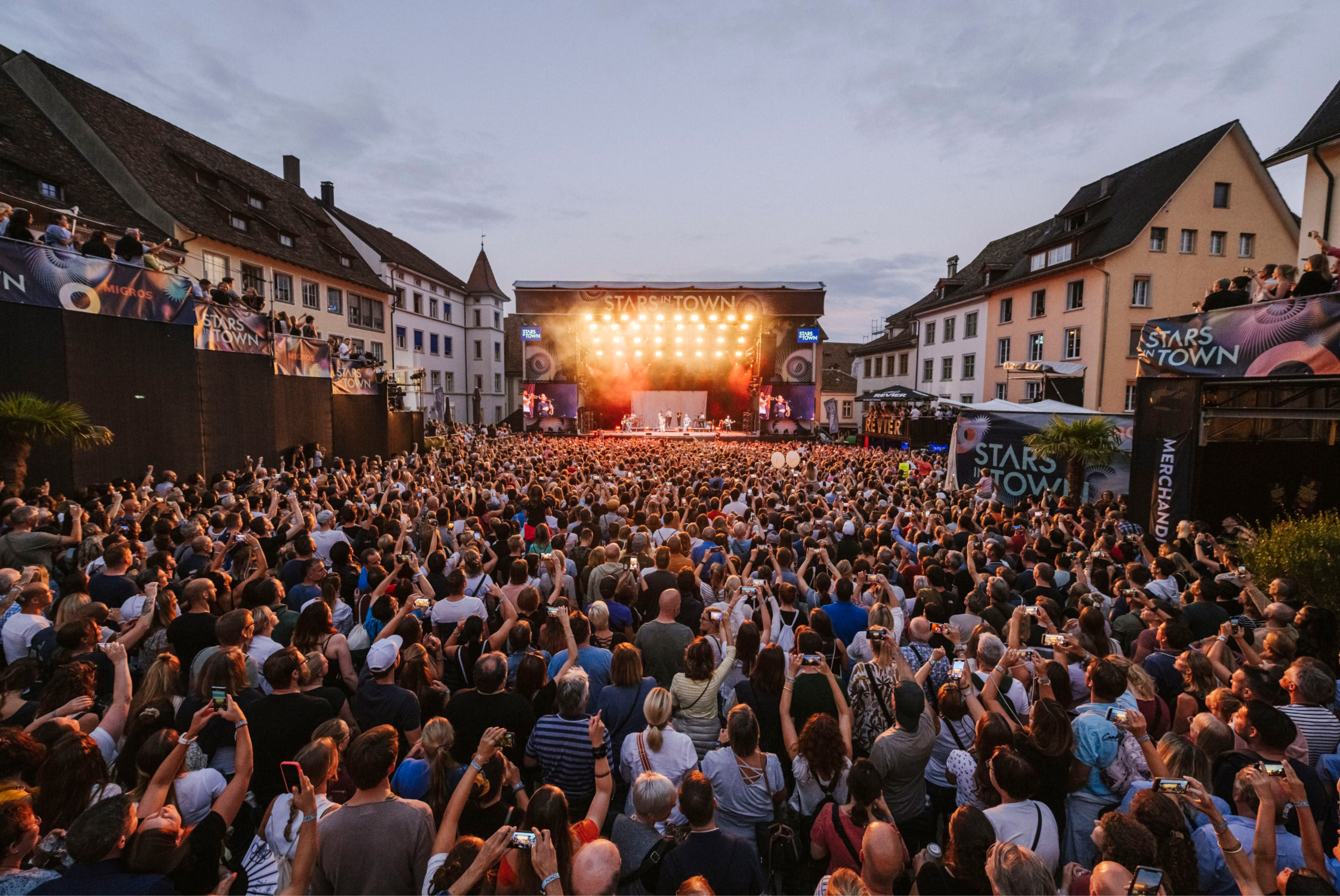 Concert au cœur d’une ville avec du public.