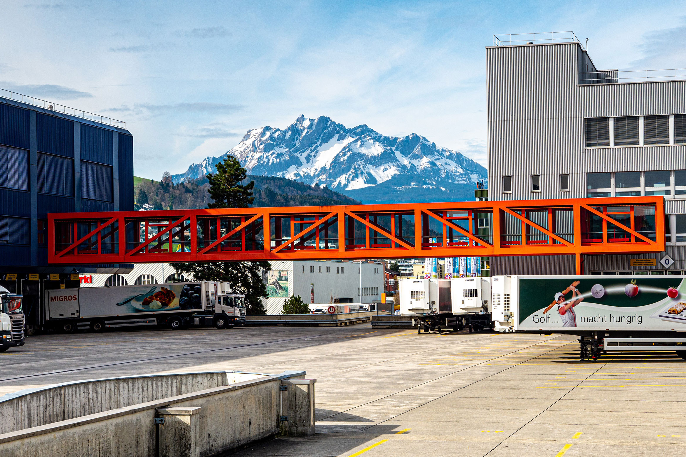 Betriebszentrale Dierikon mit Sicht auf den Pilatus