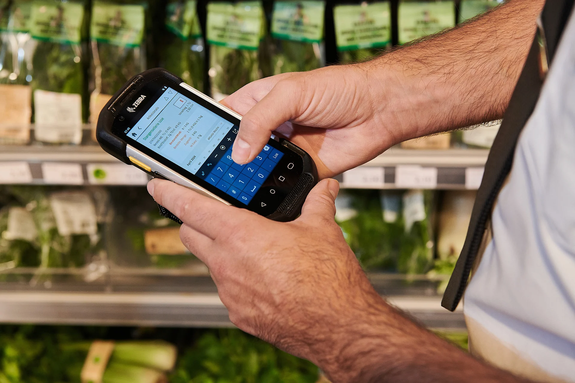 Yves Brunner passe une commande sur un appareil mobile.