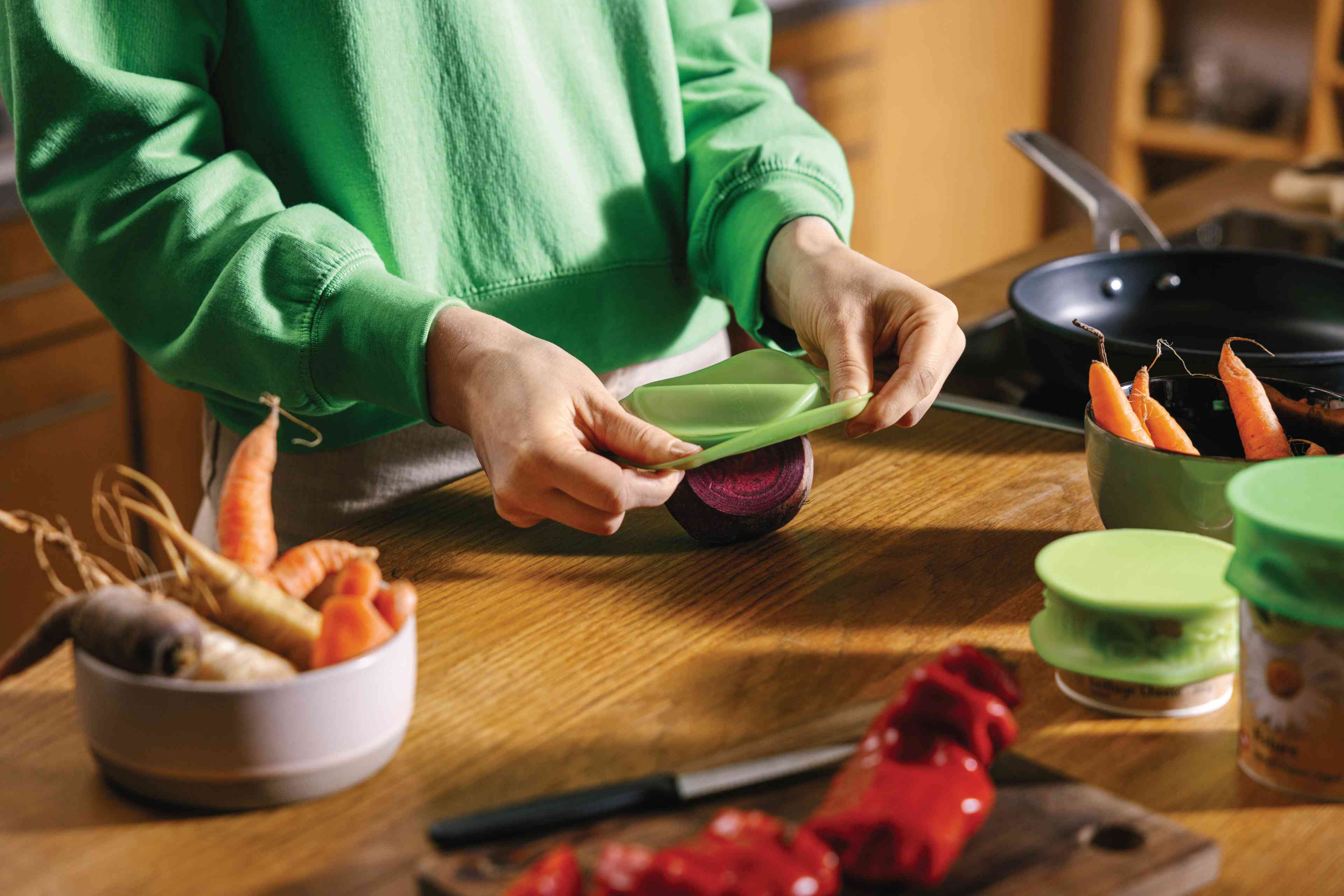 Person lagert ihre Lebensmittel in Mehrwegverpackungen.