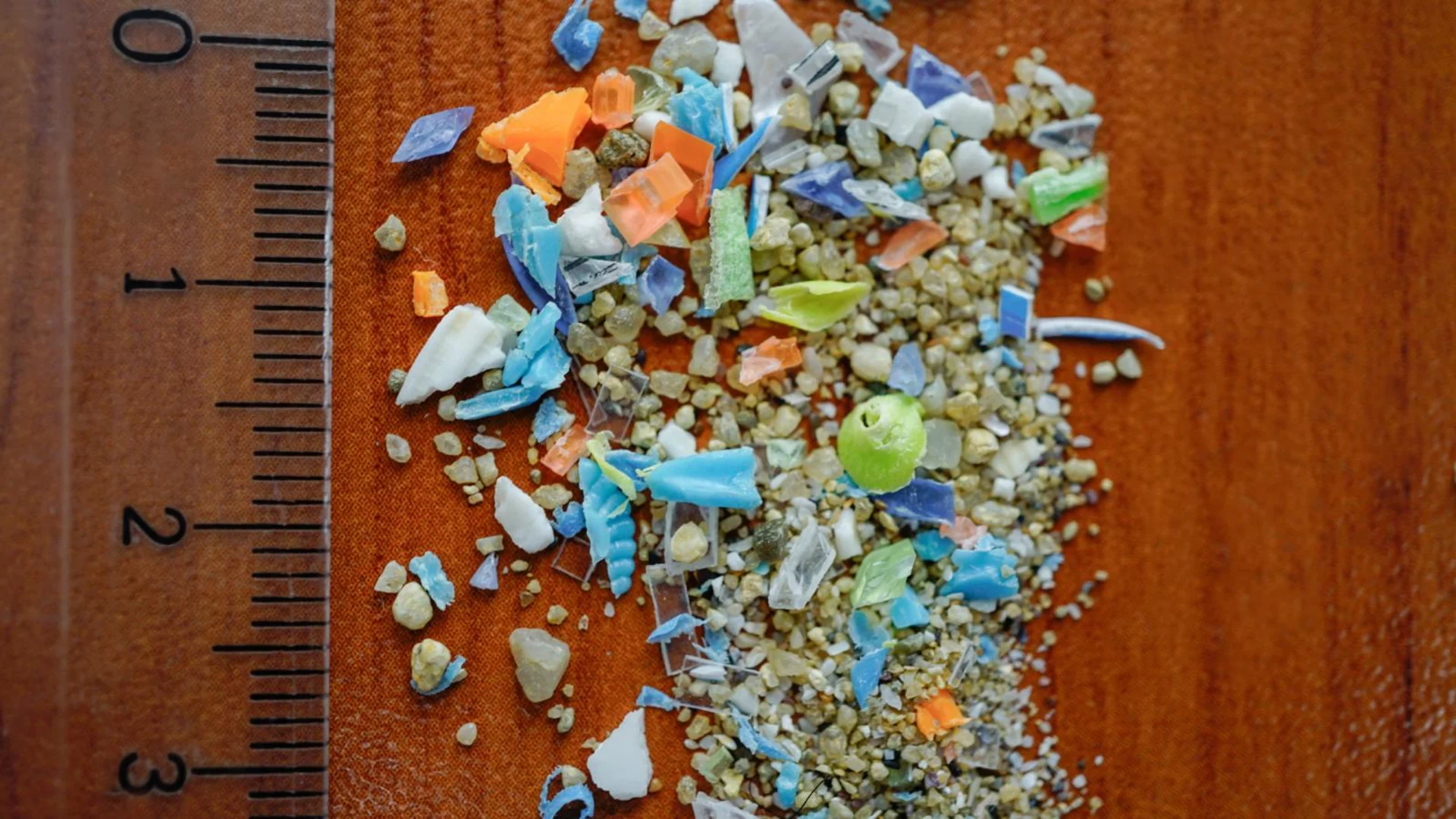 Minuscoli e colorati frammenti di plastica (più piccoli di 1 mm)