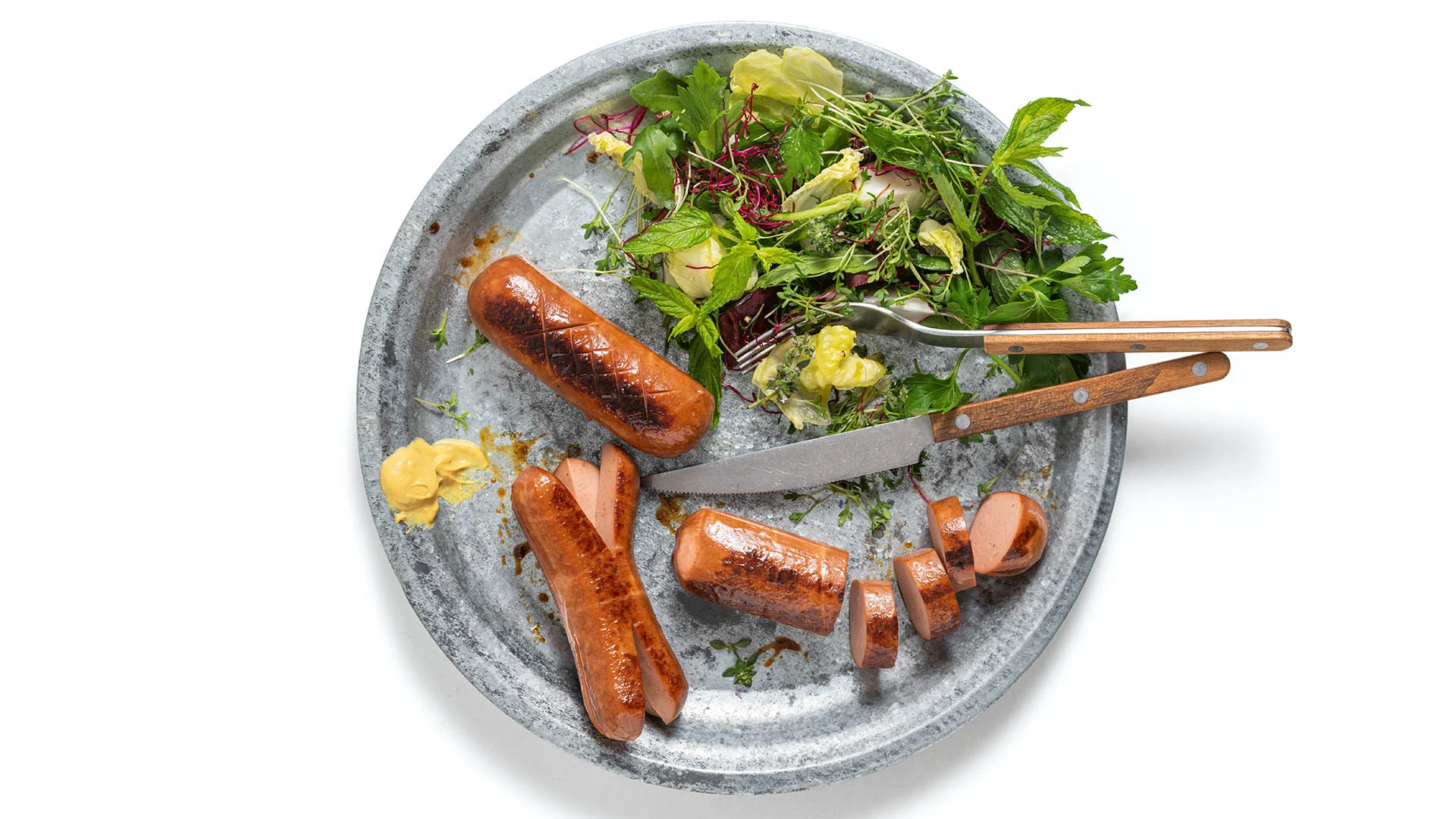 Grillteller mit vegetarischer Wurst und Salat