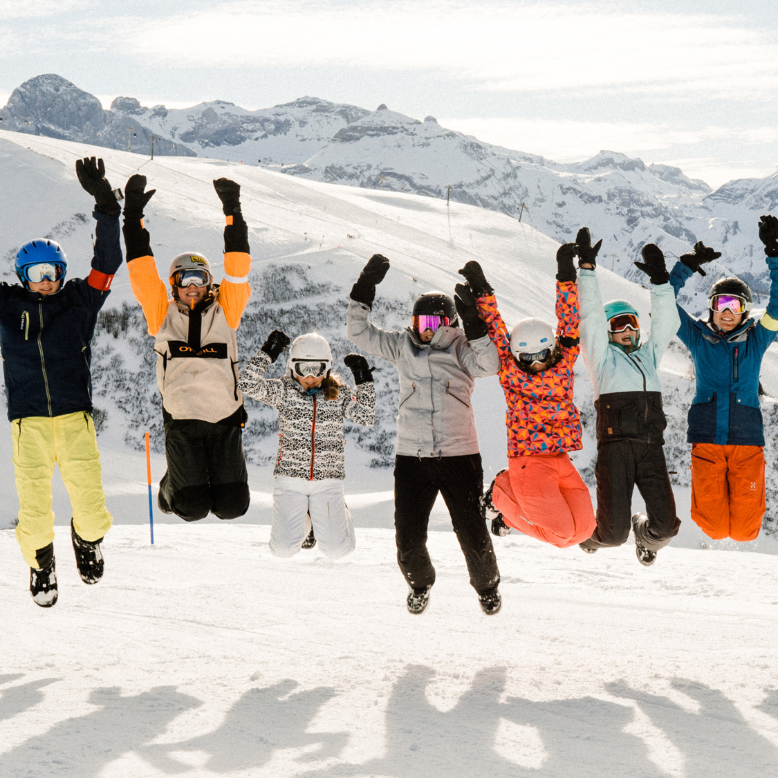 Gruppe von Jugendlichen haben Spass auf der Skipiste.