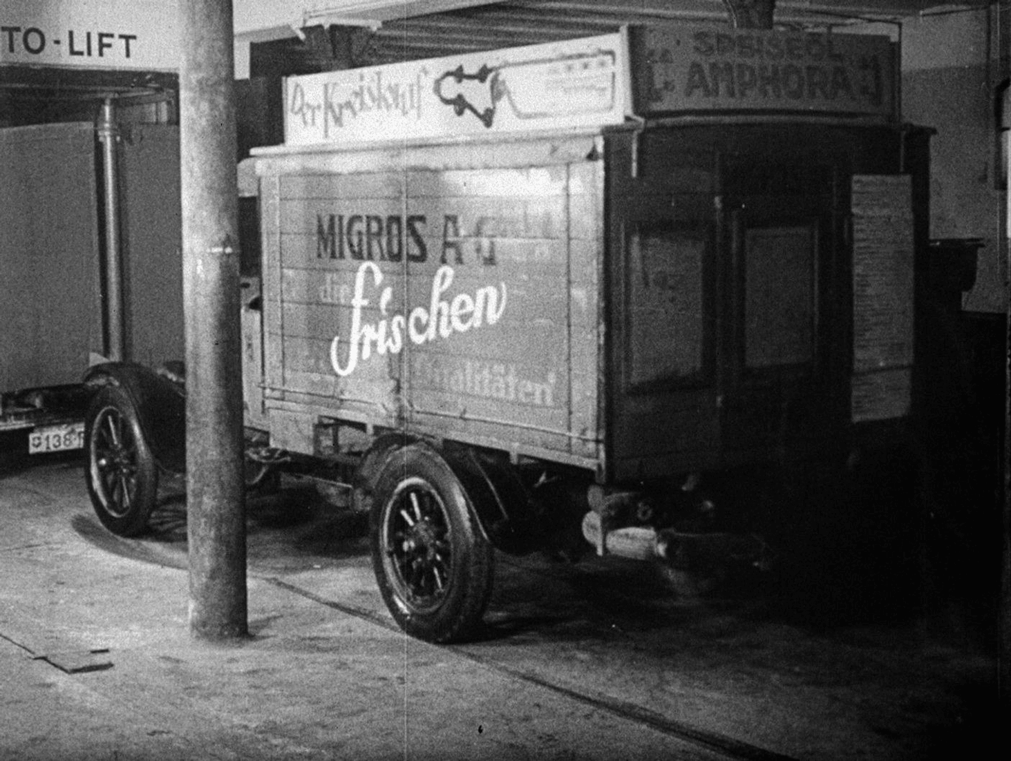 Sales trolley in the depot (ca. 1925 - 1930)